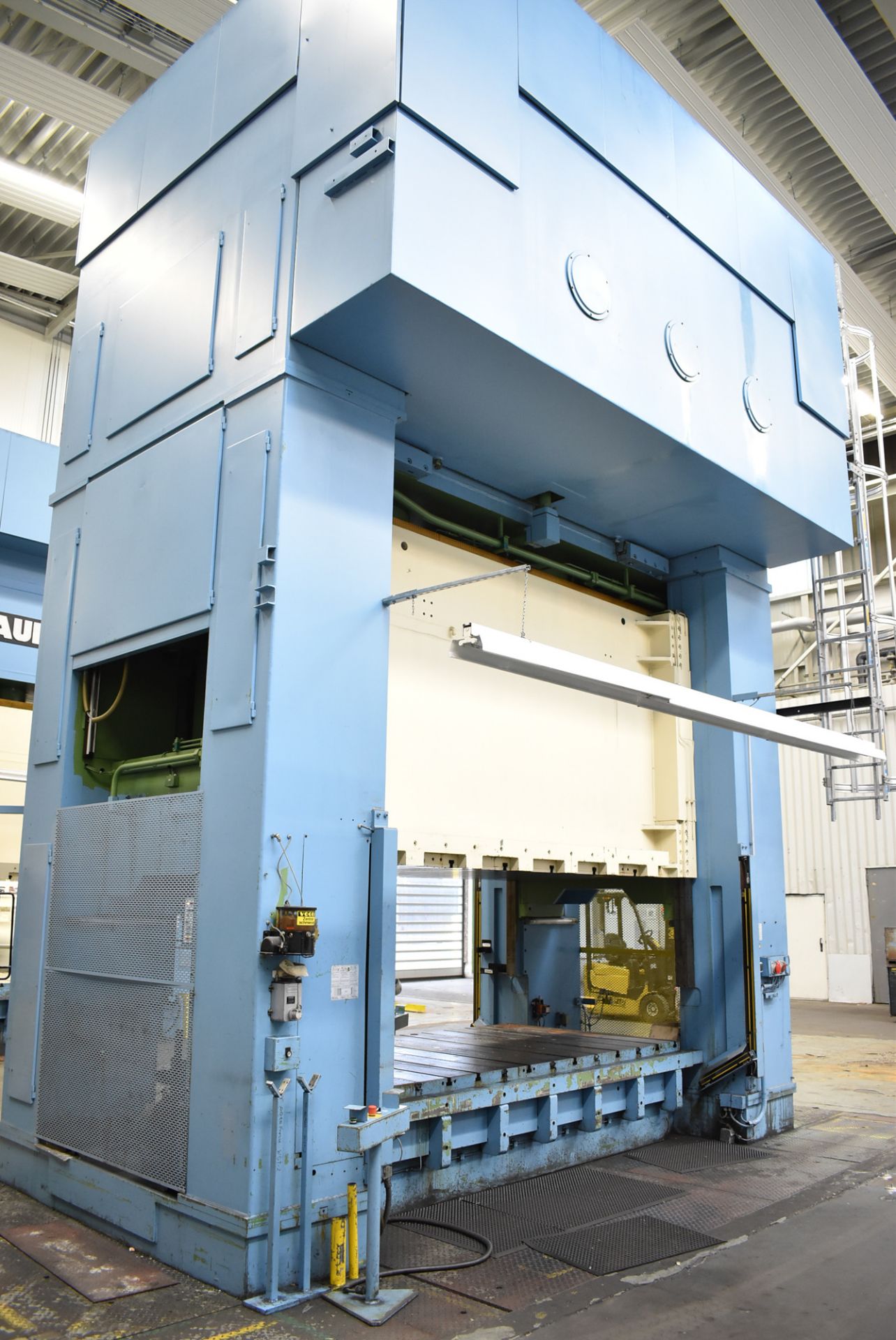 LAUFER (1990) RZUN 800 STRAIGHT SIDE DOWN ACTING HYDRAULIC PRESS WITH 800 TON CAPACITY, SIEMENS - Image 6 of 14