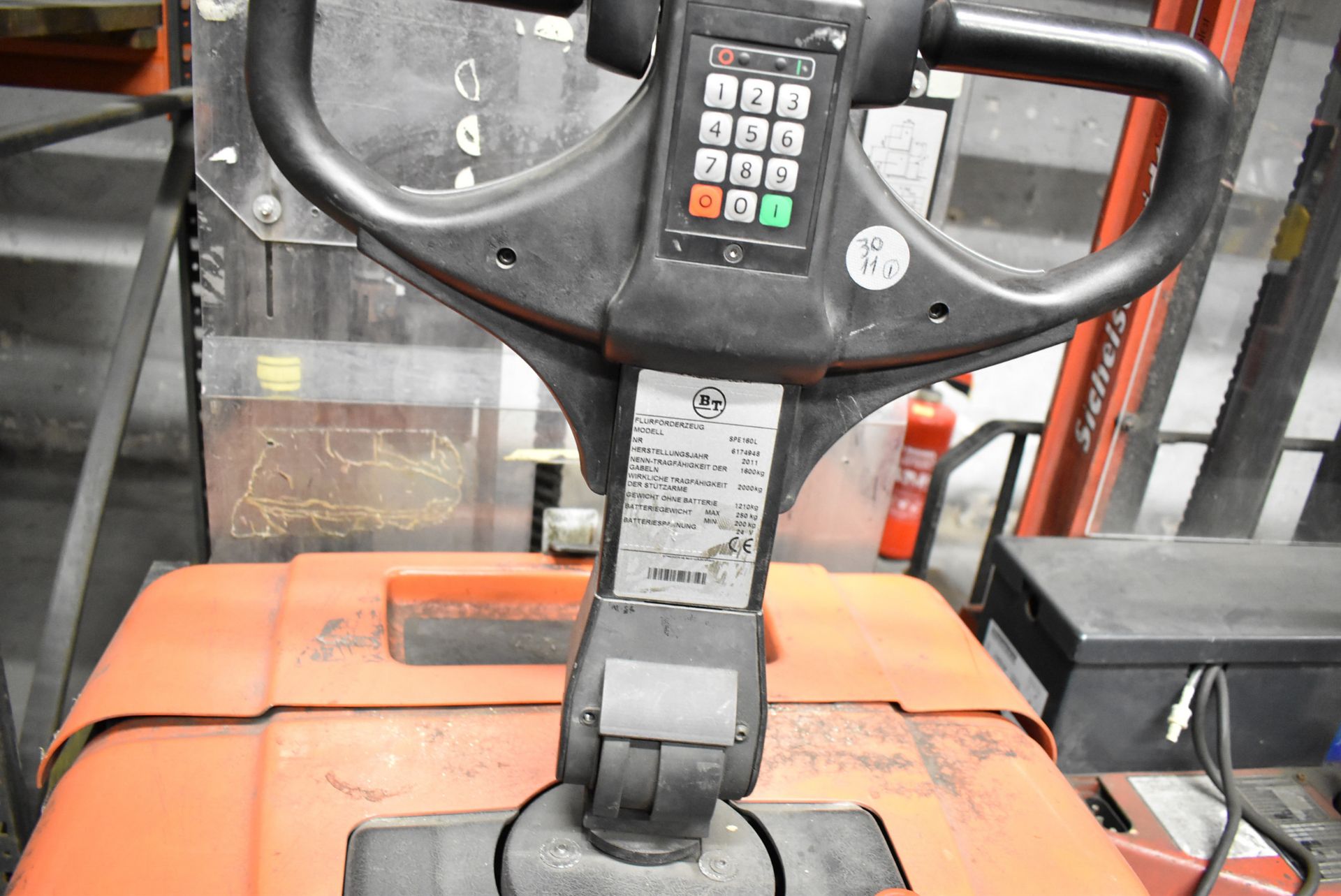 BT STAXIO (2011) SPE 160L 1600 KG CAPACITY ELECTRIC RIDE ON TYPE FORKLIFT WITH VERTICAL REACH, 2- - Image 4 of 4