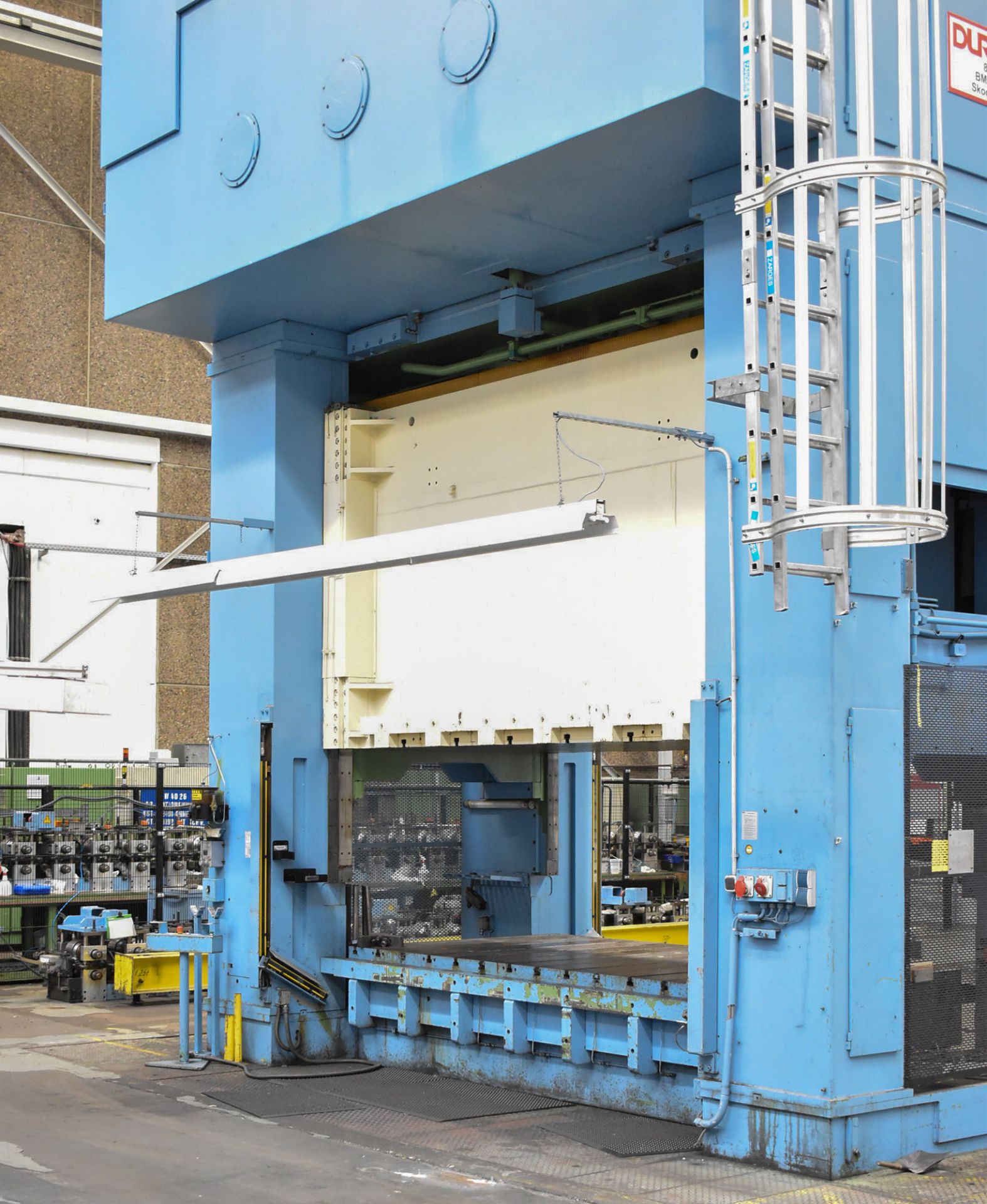 LAUFER (1990) RZUN 800 STRAIGHT SIDE DOWN ACTING HYDRAULIC PRESS WITH 800 TON CAPACITY, SIEMENS - Image 5 of 14