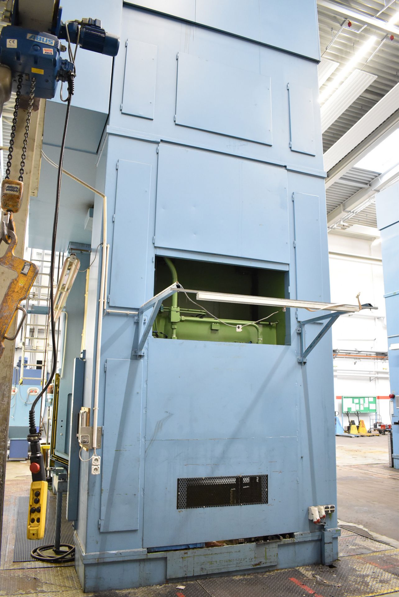 LAUFER (1989) RZUN 800 STRAIGHT SIDE DOWN ACTING HYDRAULIC PRESS WITH 800 TON CAPACITY, SIEMENS - Image 6 of 15