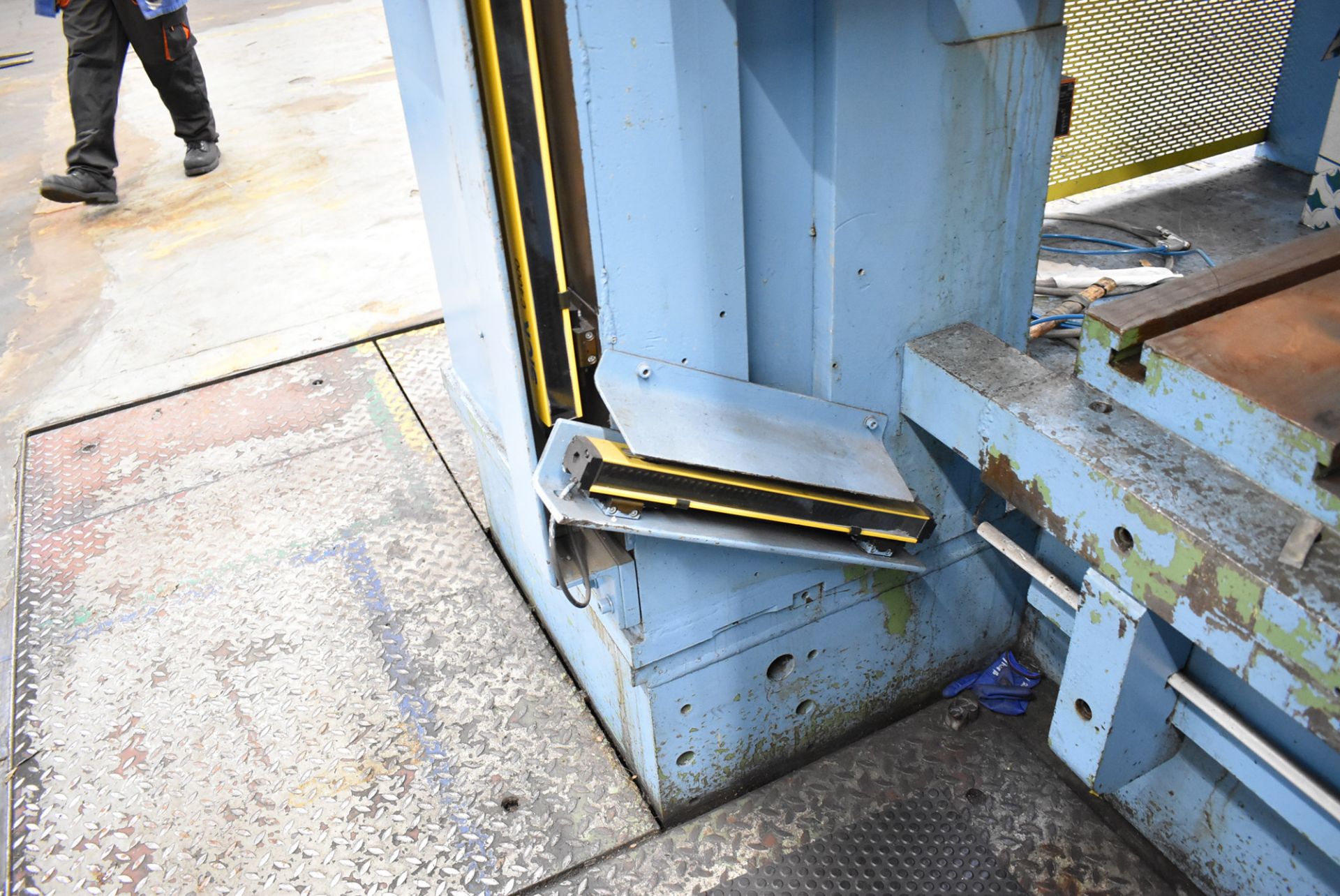 LAUFER (1990) RZUN 800 STRAIGHT SIDE DOWN ACTING HYDRAULIC PRESS WITH 800 TON CAPACITY, SIEMENS - Image 14 of 14