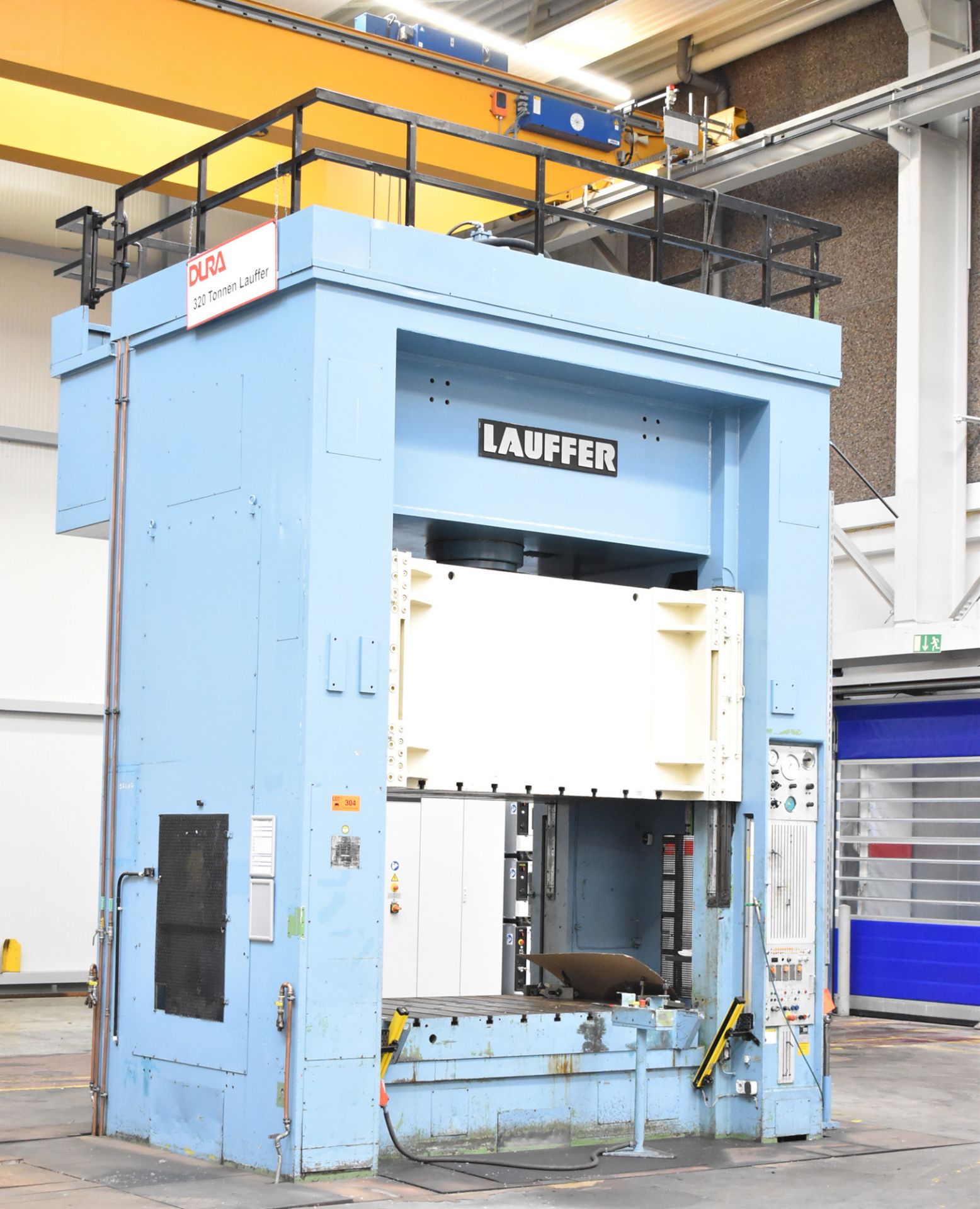 LAUFFER RZU 320 STRAIGHT SIDE DOWN ACTING HYDRAULIC PRESS WITH 320 TON CAPACITY, 2500 MM X 1500 MM