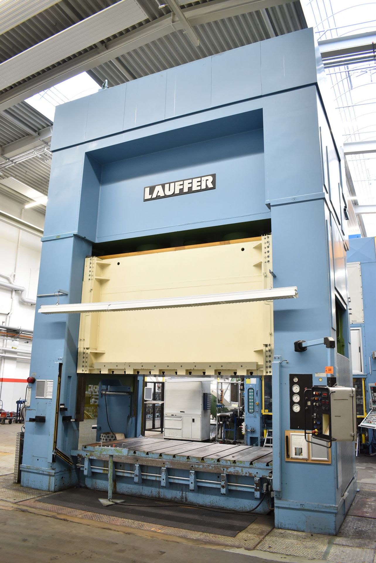 LAUFER (1990) RZUN 800 STRAIGHT SIDE DOWN ACTING HYDRAULIC PRESS WITH 800 TON CAPACITY, SIEMENS - Image 8 of 14