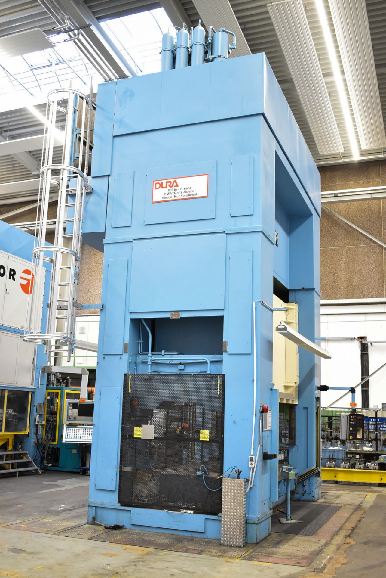 LAUFER (1990) RZUN 800 STRAIGHT SIDE DOWN ACTING HYDRAULIC PRESS WITH 800 TON CAPACITY, SIEMENS - Image 3 of 14