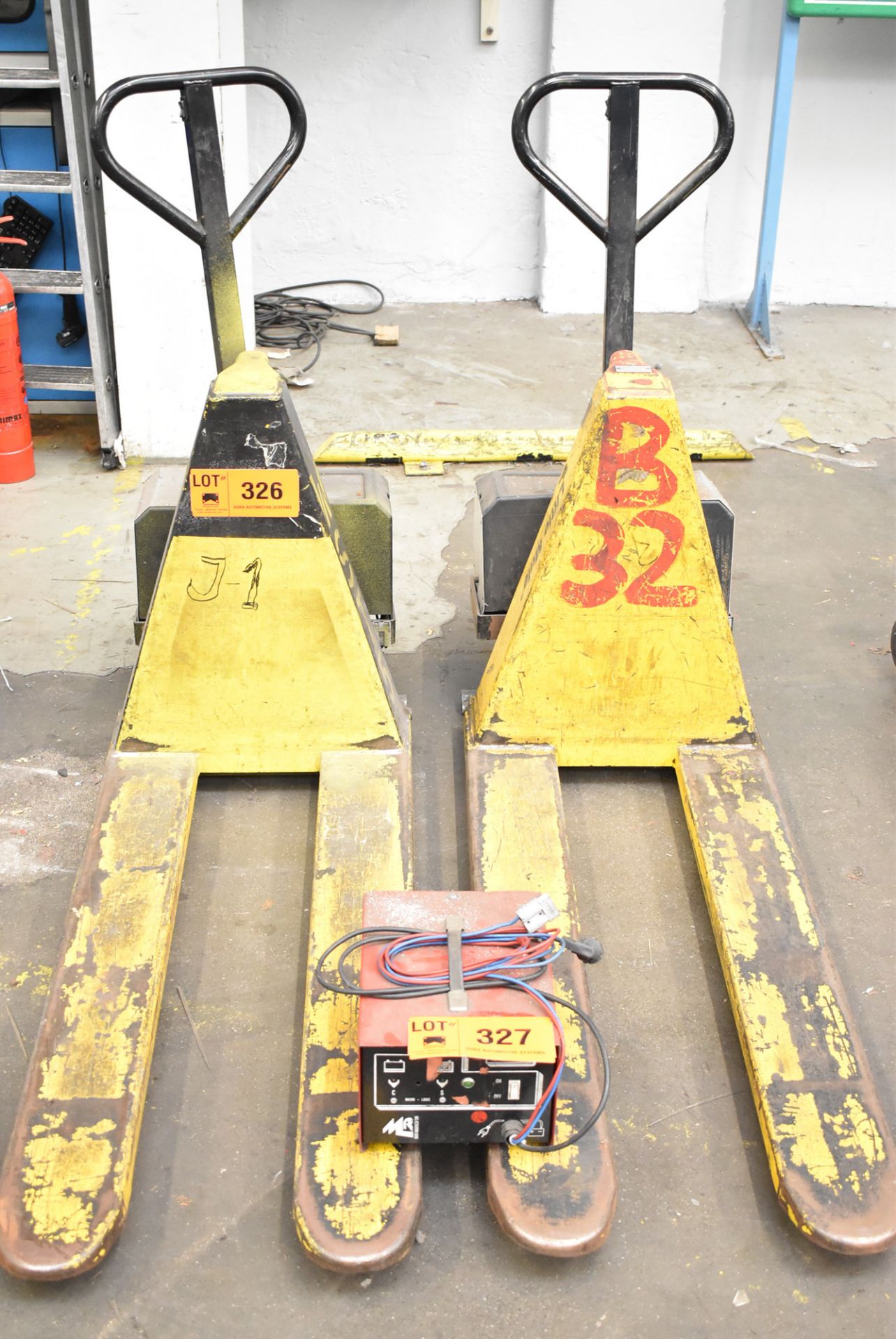 LOT/ ELECTRIC LIFT HYDRAULIC PALLET TRUCKS, S/N N/A (BAU 3) [Removal Fee = € 11 + applicable VAT -