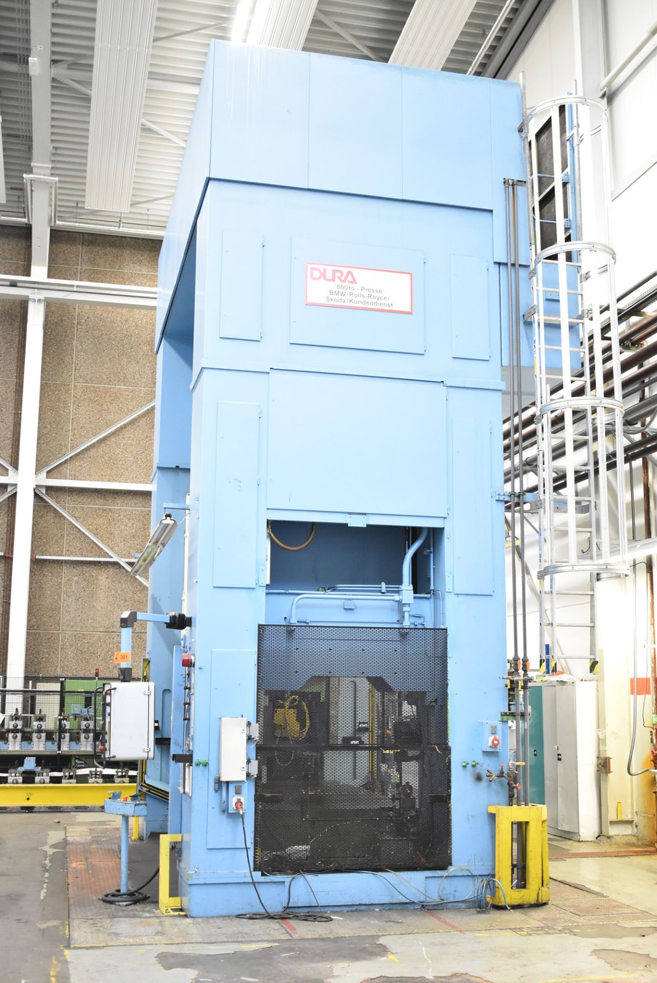 LAUFER (1989) RZUN 800 STRAIGHT SIDE DOWN ACTING HYDRAULIC PRESS WITH 800 TON CAPACITY, SIEMENS - Image 4 of 15