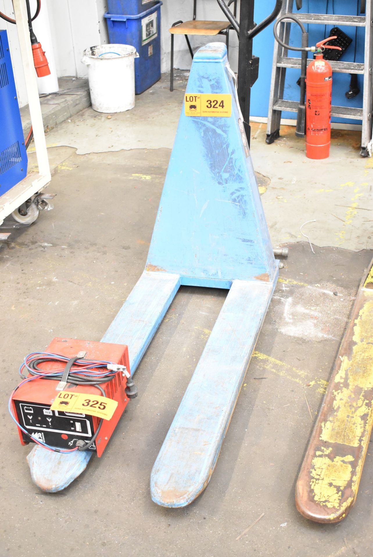 ELECTRIC LIFT HYDRAULIC PALLET TRUCK, S/N N/A (BAU 3) [Removal Fee = € 11 + applicable VAT -