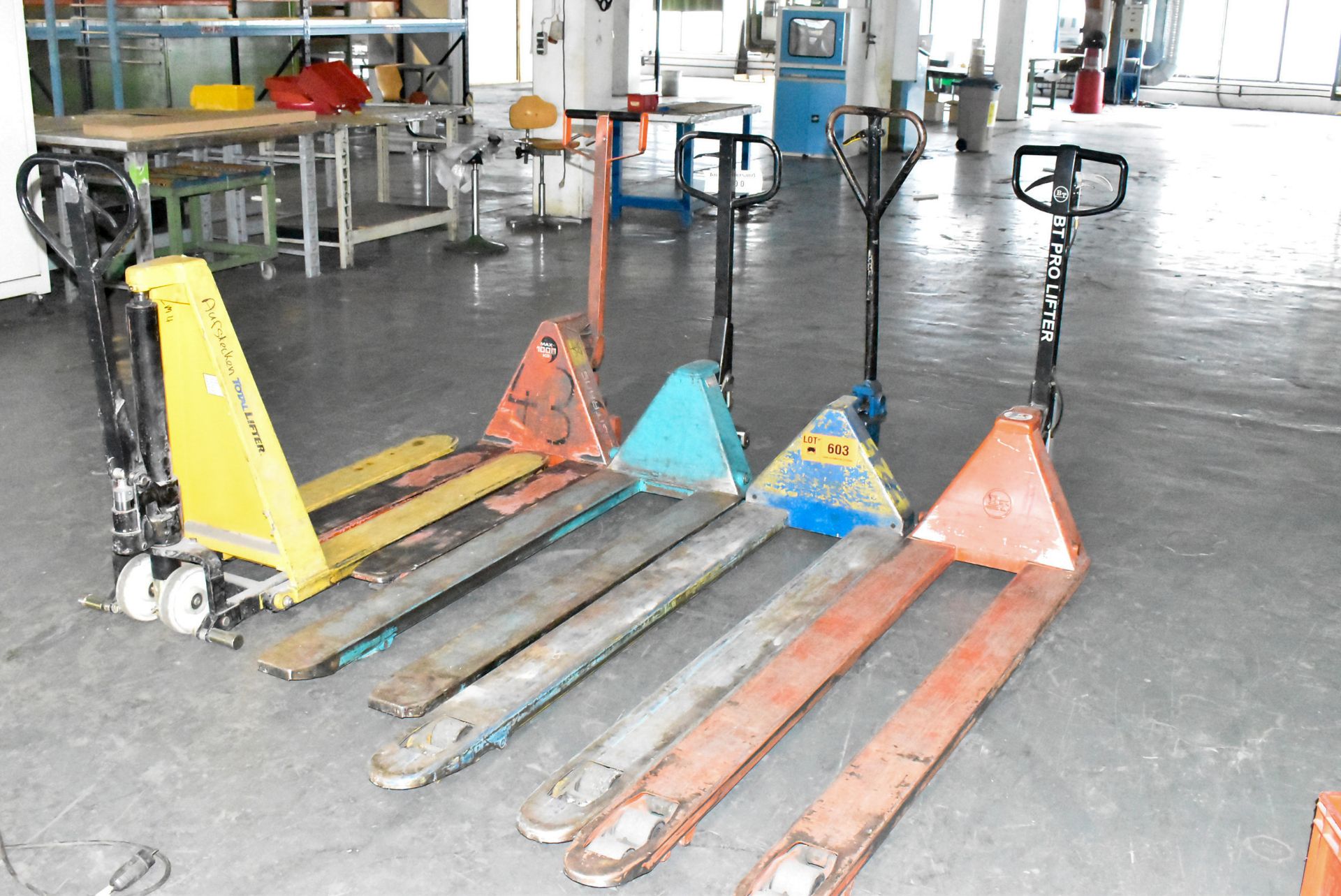 LOT/ HYDRAULIC PALLET TRUCK (BAU 57) [Removal Fee = € 27.50 + applicable VAT - Gerritsen Projects