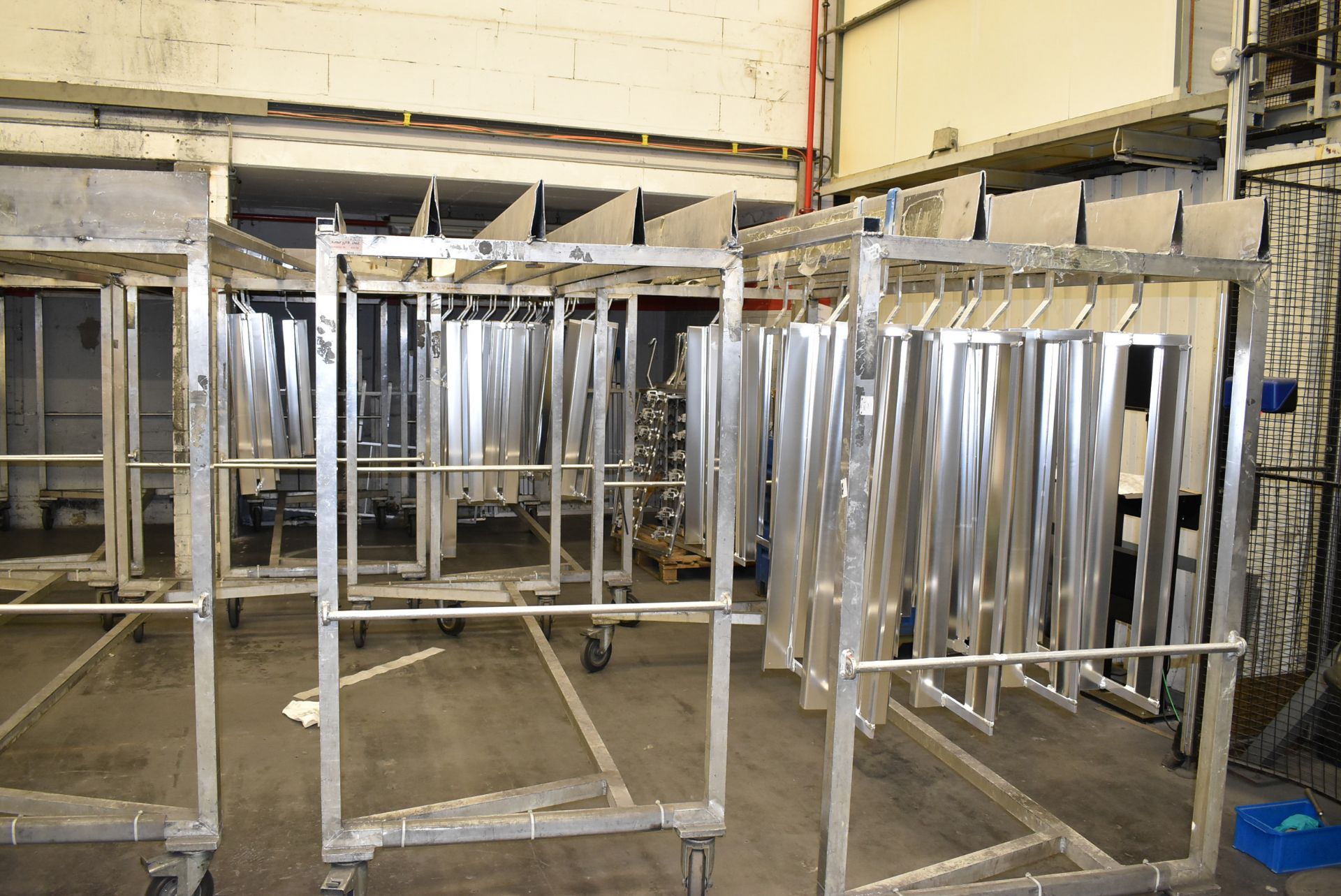 LOT/ PORTABLE ALUMINUM RACKS (BAU 53) [Removal Fee = € 82.50 + applicable VAT - Bild 8 aus 17