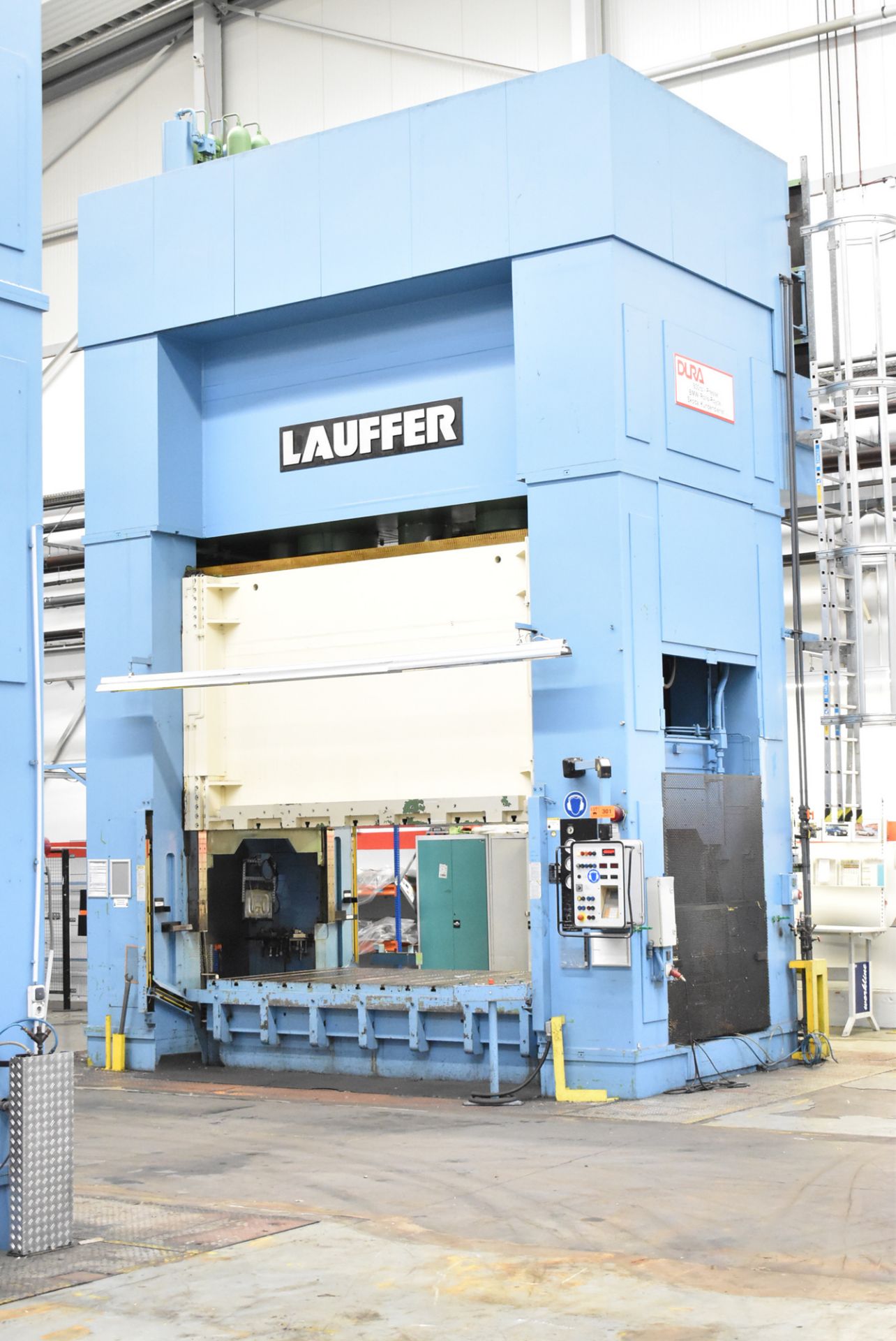 LAUFER (1989) RZUN 800 STRAIGHT SIDE DOWN ACTING HYDRAULIC PRESS WITH 800 TON CAPACITY, SIEMENS - Image 2 of 15