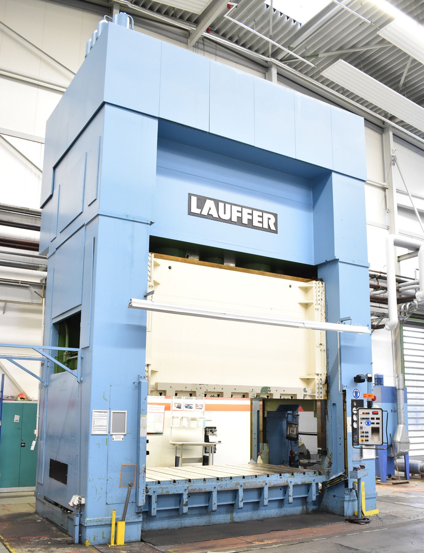 LAUFER (1989) RZUN 800 STRAIGHT SIDE DOWN ACTING HYDRAULIC PRESS WITH 800 TON CAPACITY, SIEMENS - Image 7 of 15