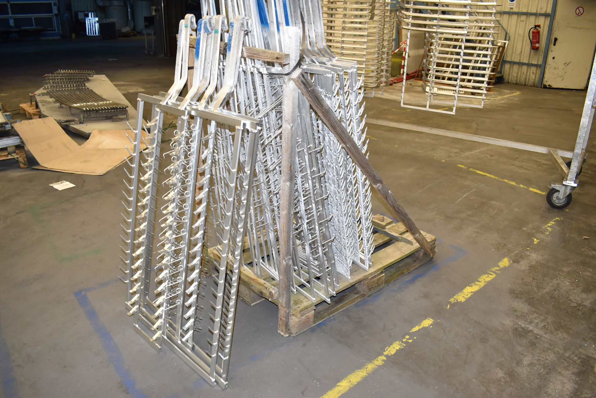 LOT/ PORTABLE ALUMINUM RACKS (BAU 53) [Removal Fee = € 82.50 + applicable VAT - Bild 15 aus 17