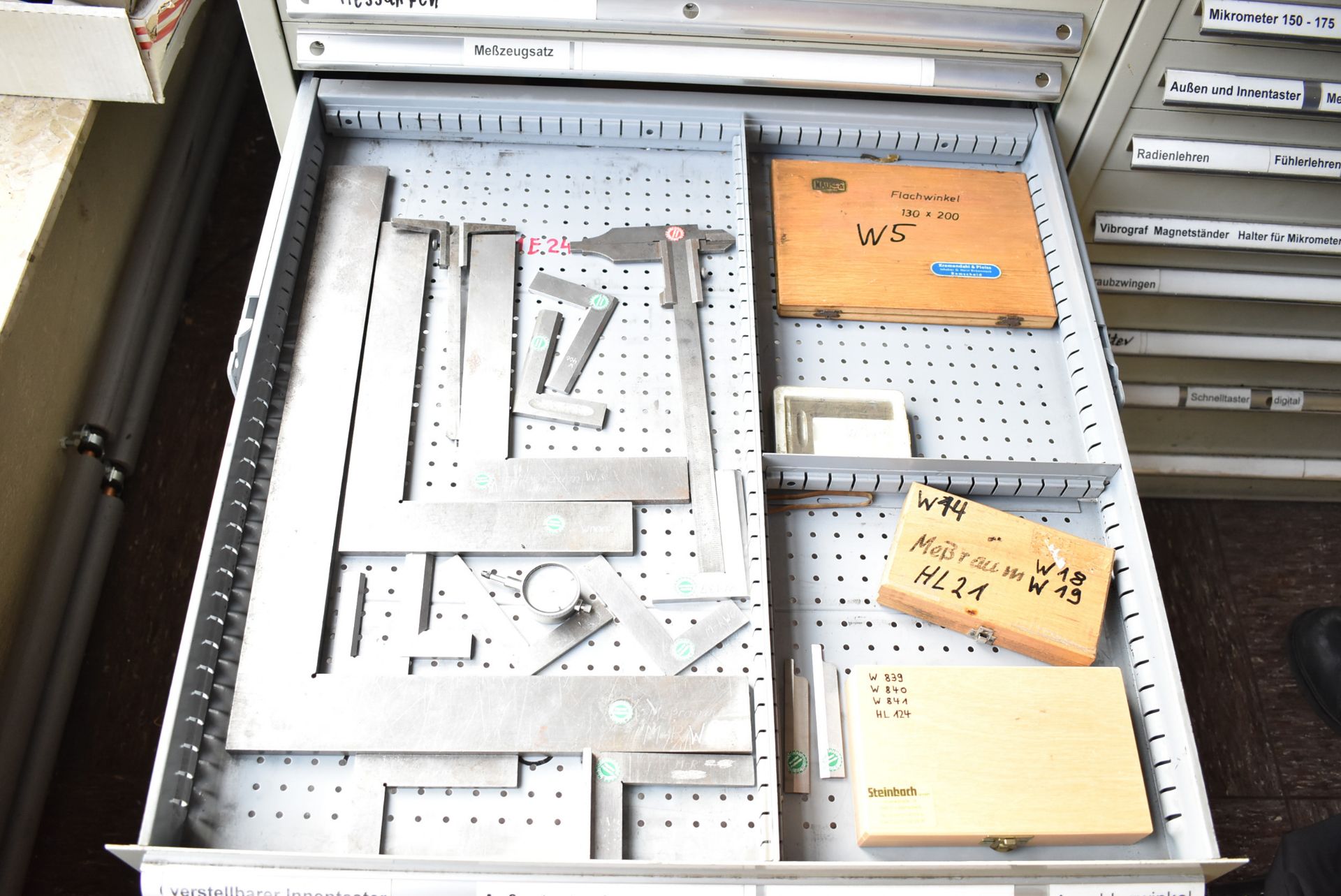 LOT/ TOOL CABINET WITH INSPECTION AND PRECISION EQUIPMENT (BAU 57) [Removal Fee = € 27.50 + - Image 6 of 10