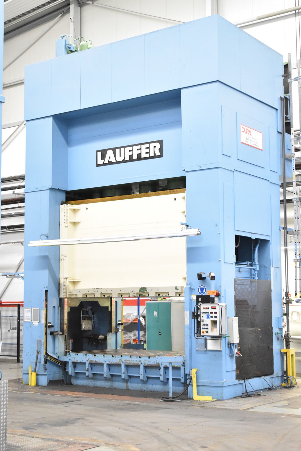 LAUFER (1989) RZUN 800 STRAIGHT SIDE DOWN ACTING HYDRAULIC PRESS WITH 800 TON CAPACITY, SIEMENS