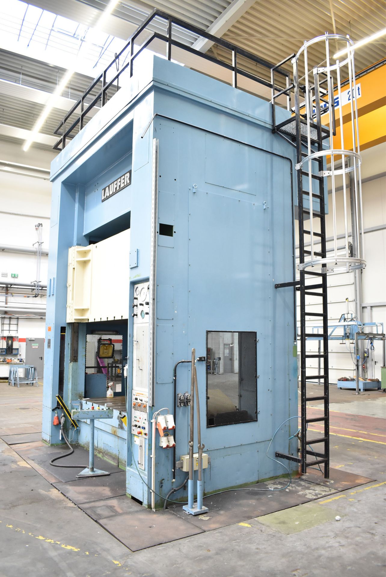 LAUFFER RZU 320 STRAIGHT SIDE DOWN ACTING HYDRAULIC PRESS WITH 320 TON CAPACITY, 2500 MM X 1500 MM - Image 9 of 14