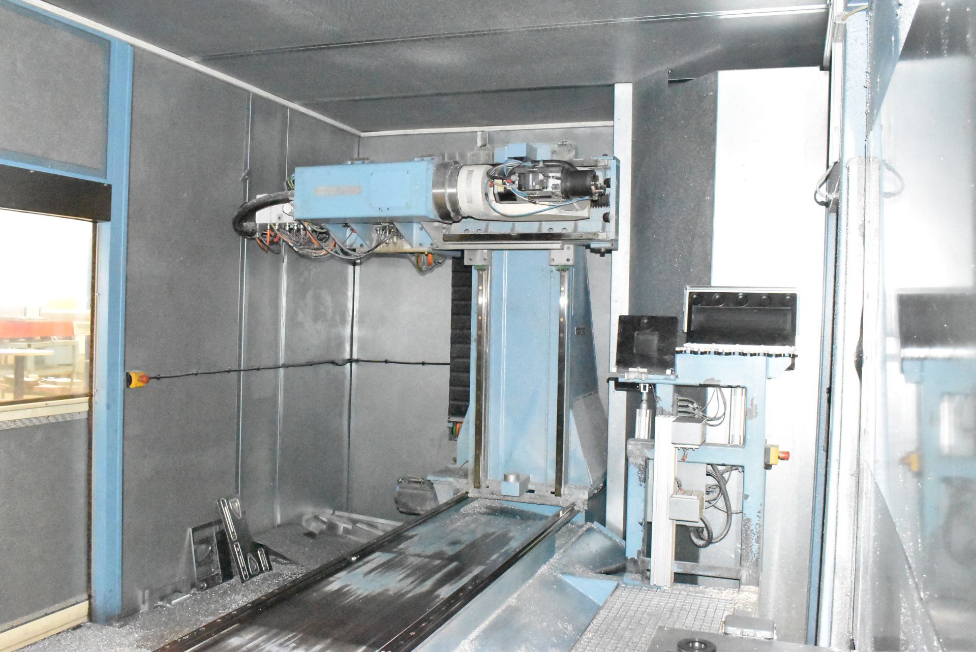 MAKA (2012) DC7D 7 AXIS CNC MACHINING CENTER WITH SIEMENS SINEUMERIK TOUCH SCREEN CNC CONTROL, - Image 4 of 12