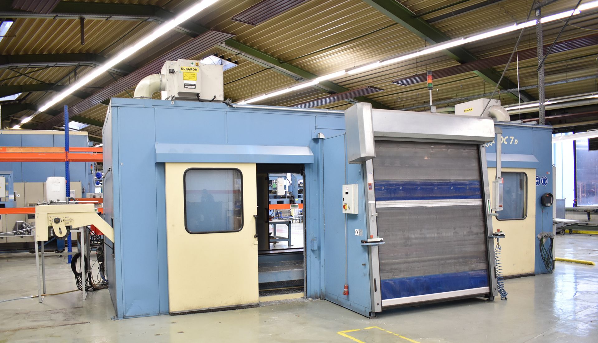 MAKA (2012) DC7D 7 AXIS CNC MACHINING CENTER WITH SIEMENS SINEUMERIK TOUCH SCREEN CNC CONTROL, - Image 2 of 12