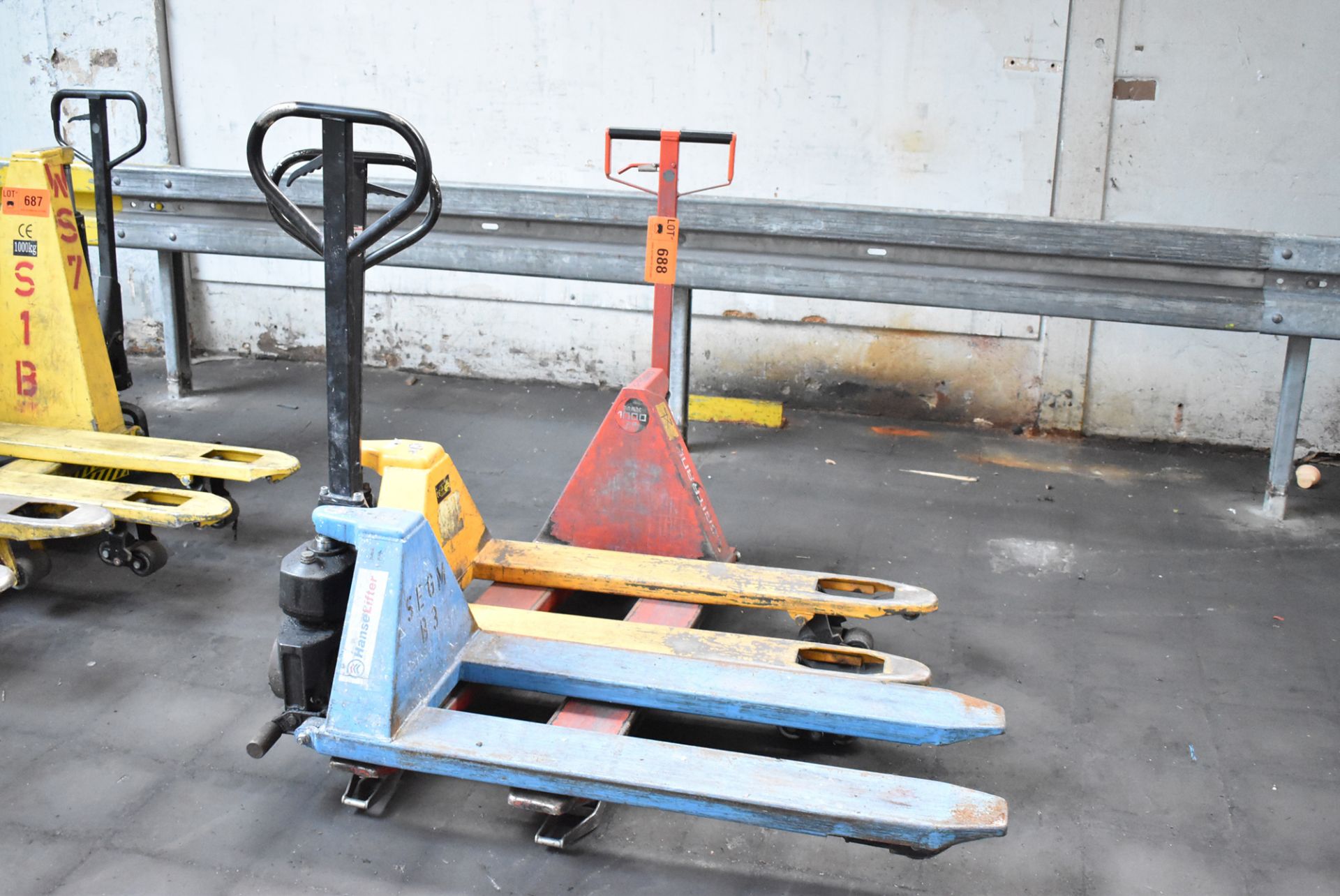 LOT/ (3) 1000 KG CAP. PALLET JACKS (BAU 27) [Removal Fee = € 27.50 + applicable VAT - Gerritsen