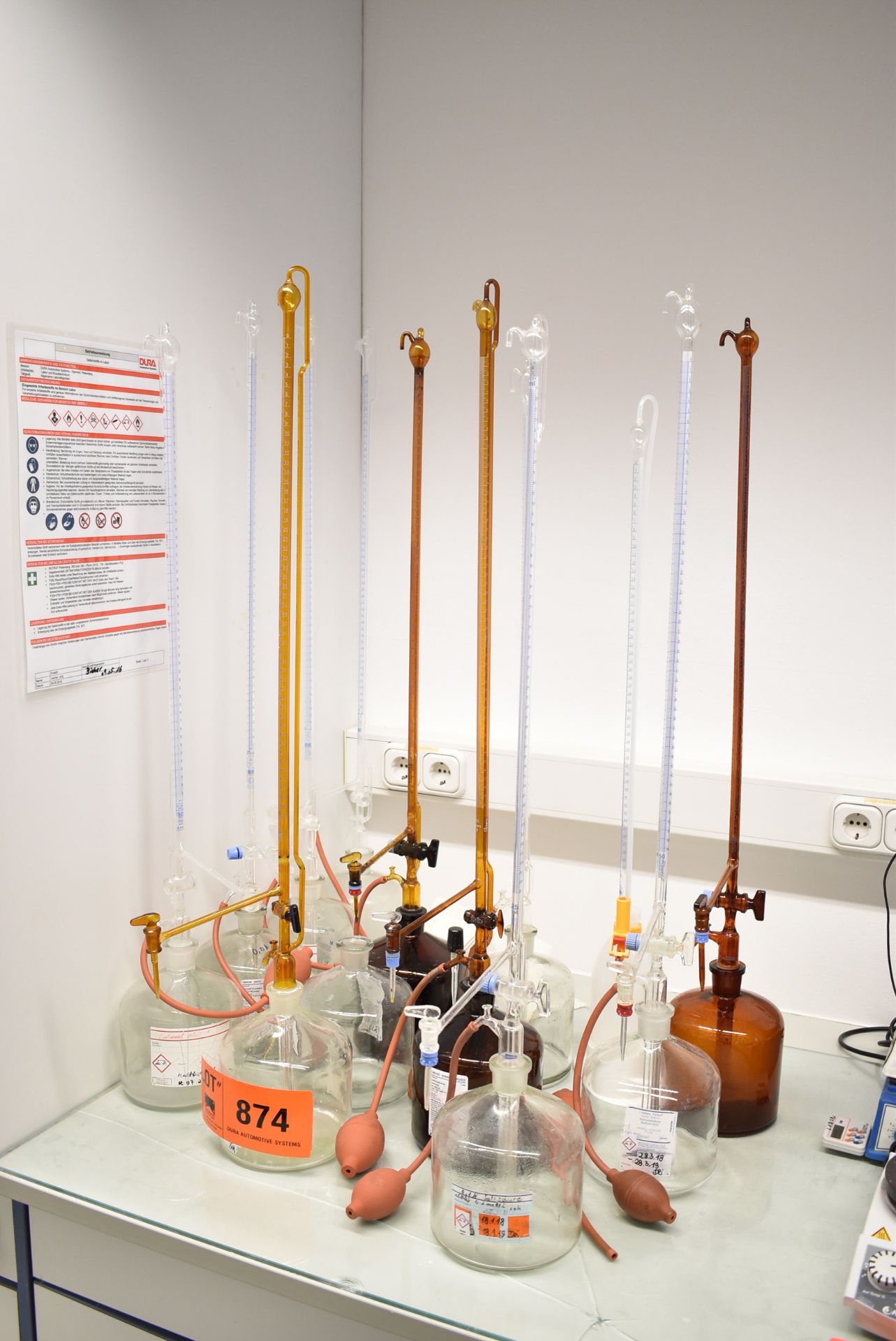 LOT/ LABORATORY GLASSWARE (BAU 23) [Removal Fee = € 55 + applicable VAT - Gerritsen Projects BV]