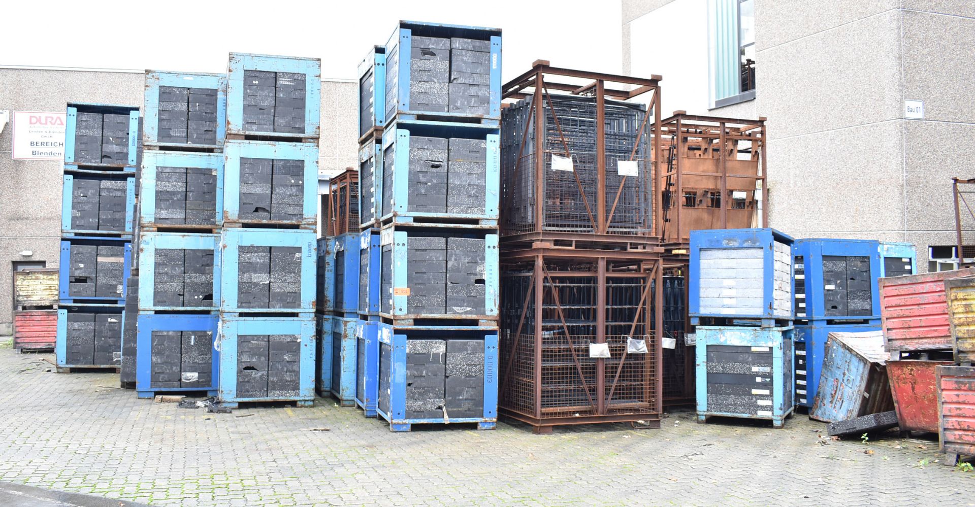 LOT/ PACKAGING WITH METAL BINS IN OTHER HOF (HOF) [Removal Fee = € Quote On Request + applicable VAT