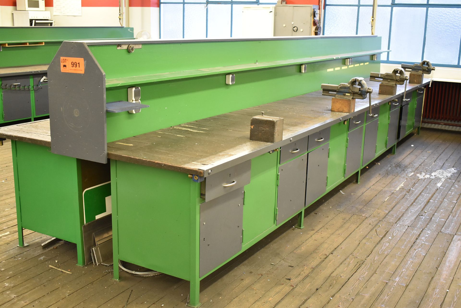 LOT/ WORK BENCHES WITH VISES (SEL) [Removal Fee = € 165 + applicable VAT - Gerritsen Projects BV]