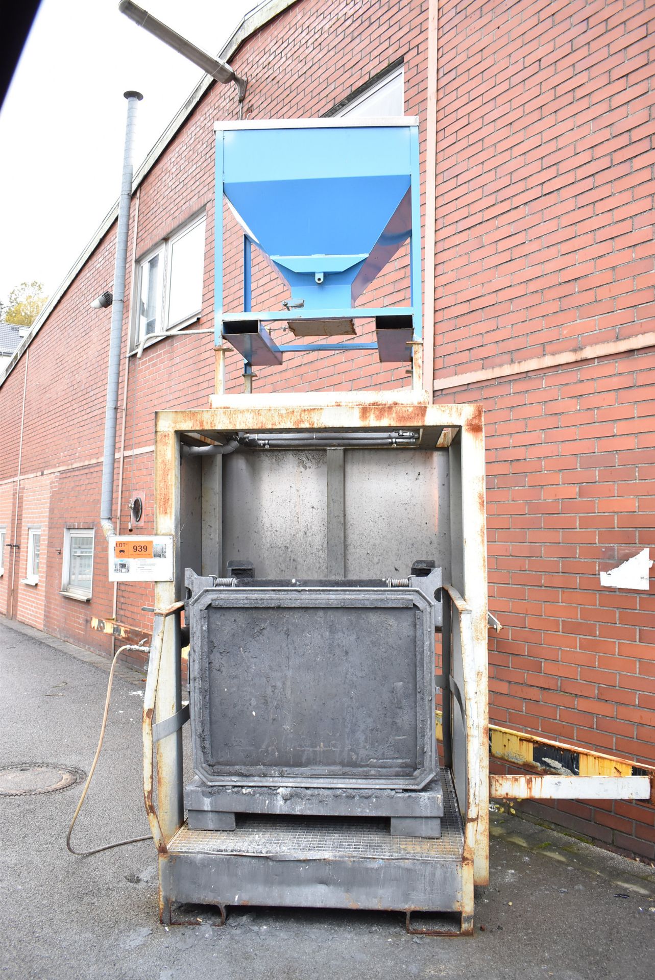 DUMPING HOPPER WITH STAND (HOF) [Removal Fee = € 330 + applicable VAT - Gerritsen Projects BV]