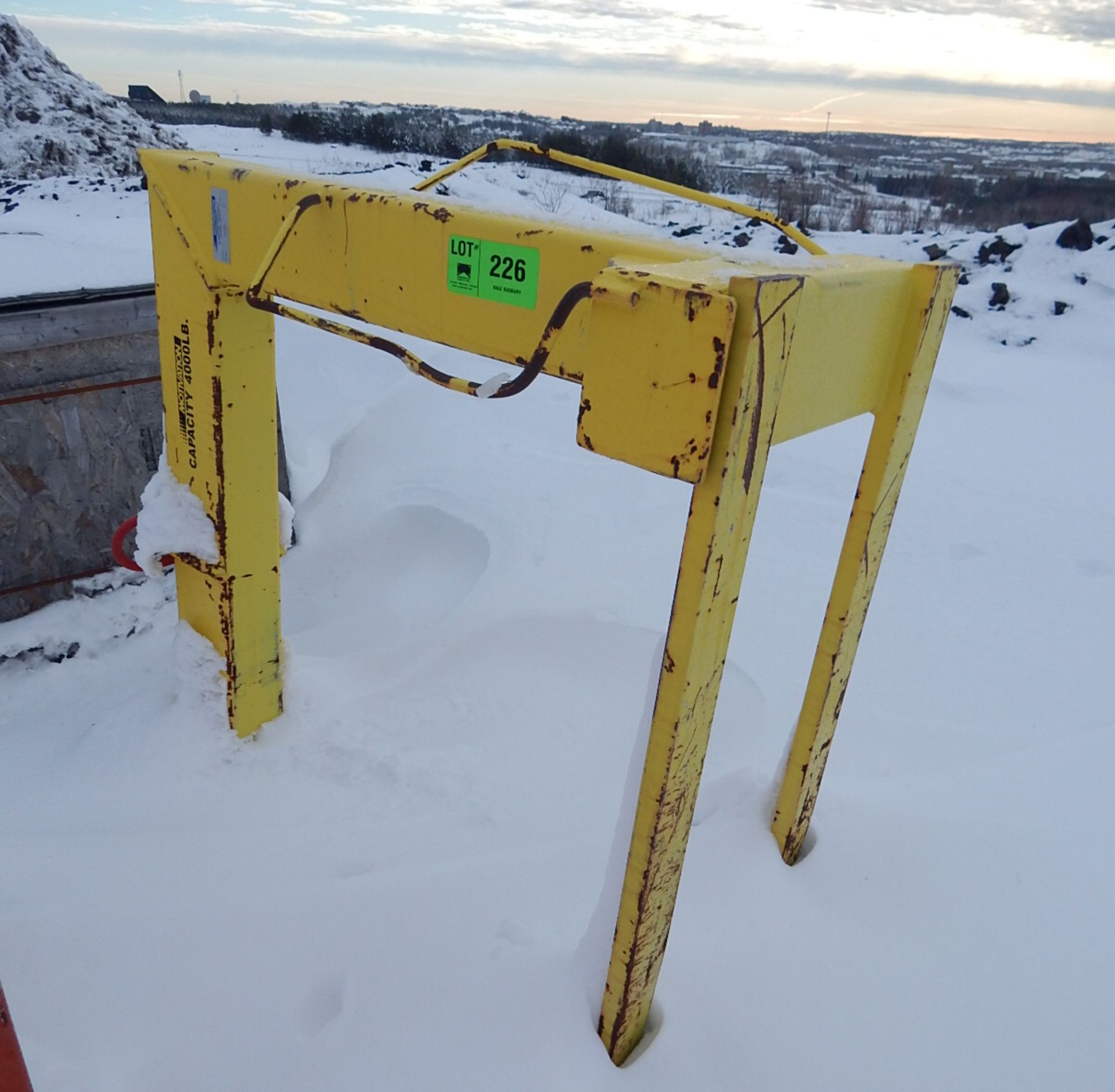 LOT/ MOTIVATION 4000LBS CAP. PALLET CRANE ATTACHMENT (YARD 1)