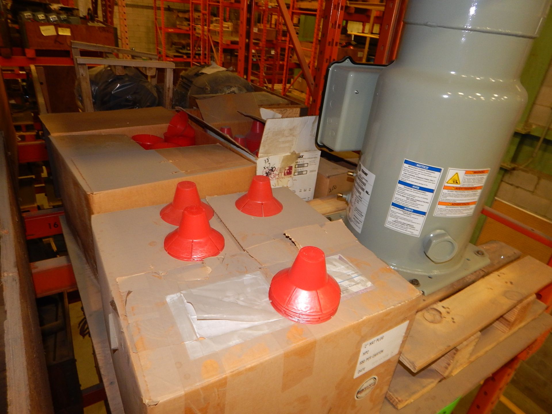 LOT/ COMPRESSOR AND PLASTIC PLUGS (CMD) - Image 4 of 4