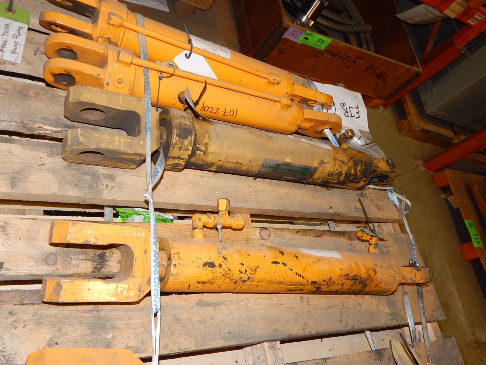 LOT/ MACLEAN HYDRAULIC CYLINDERS (CMD) - Image 2 of 3