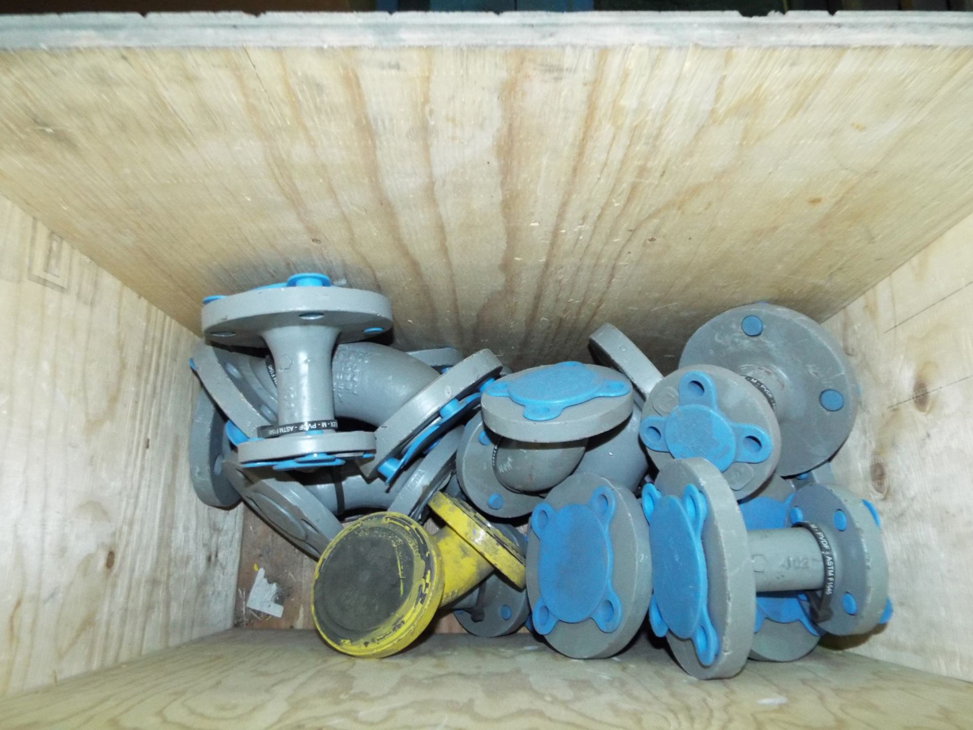 LOT/ CONTENTS OF CRATE - PVDF GAS FITTINGS ASSORTED SIZES (CRATE NS-3HH) - Image 2 of 4