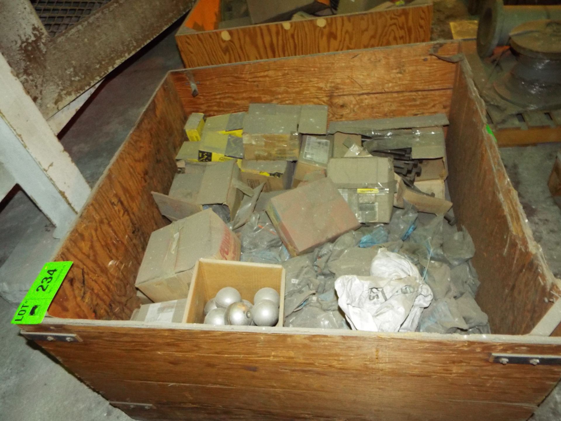 LOT/ CONTENTS OF CRATE INCLUDING BUT NOT LIMITED TO WIRE ROPE CLIPS ASSORTED SIZES, HARDWARE,