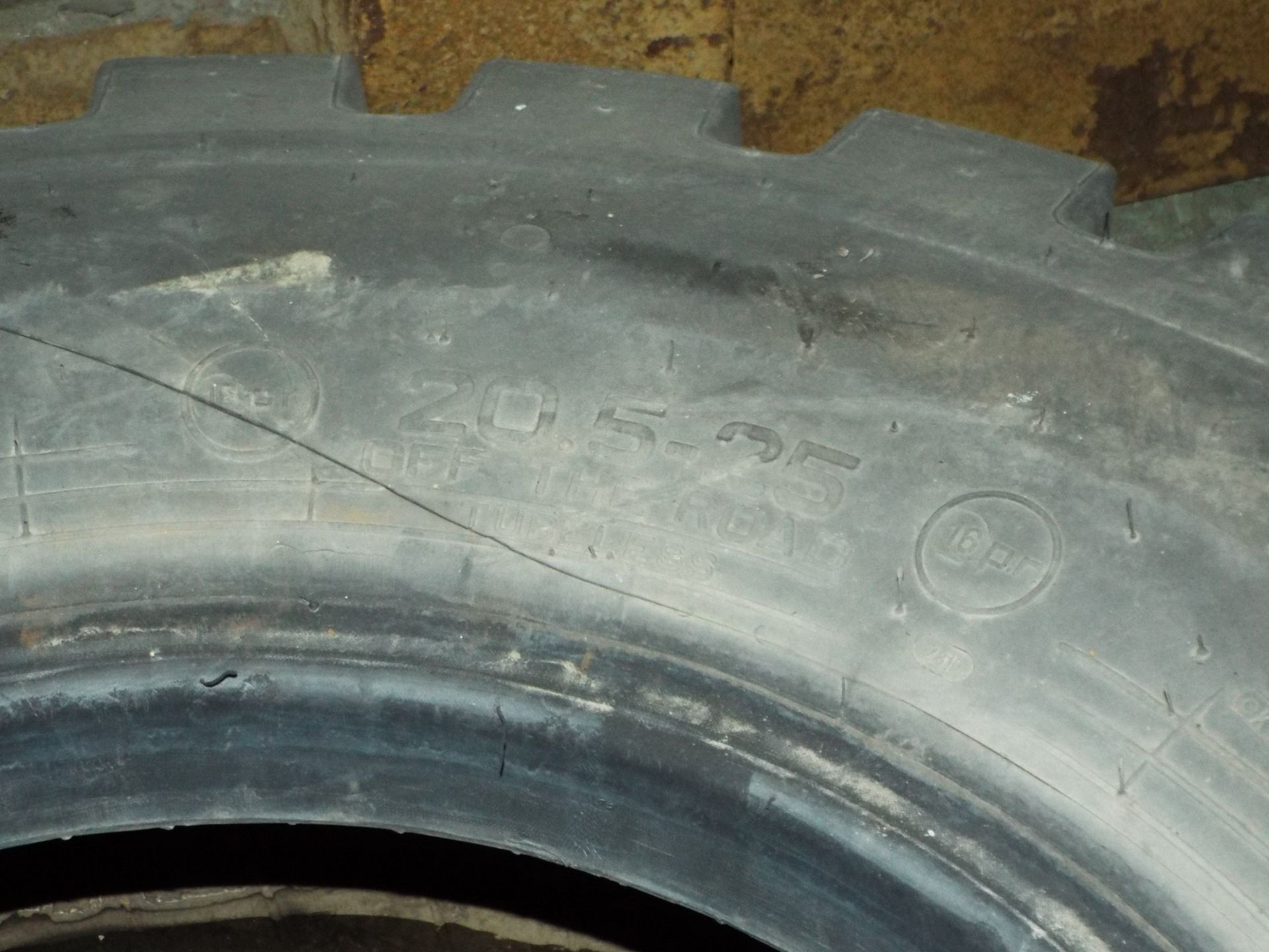 20.5-25 HEAVY DUTY TIRE - Image 2 of 2