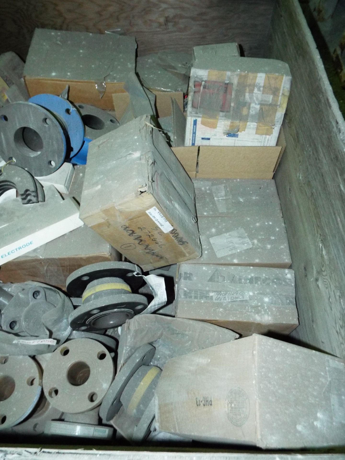LOT/ CONTENTS OF CRATE INCLUDING BUT NOT LIMITED TO (2) 1HP, 1700RPM, 230/460V ELECTRIC MOTORS; ( - Image 3 of 3