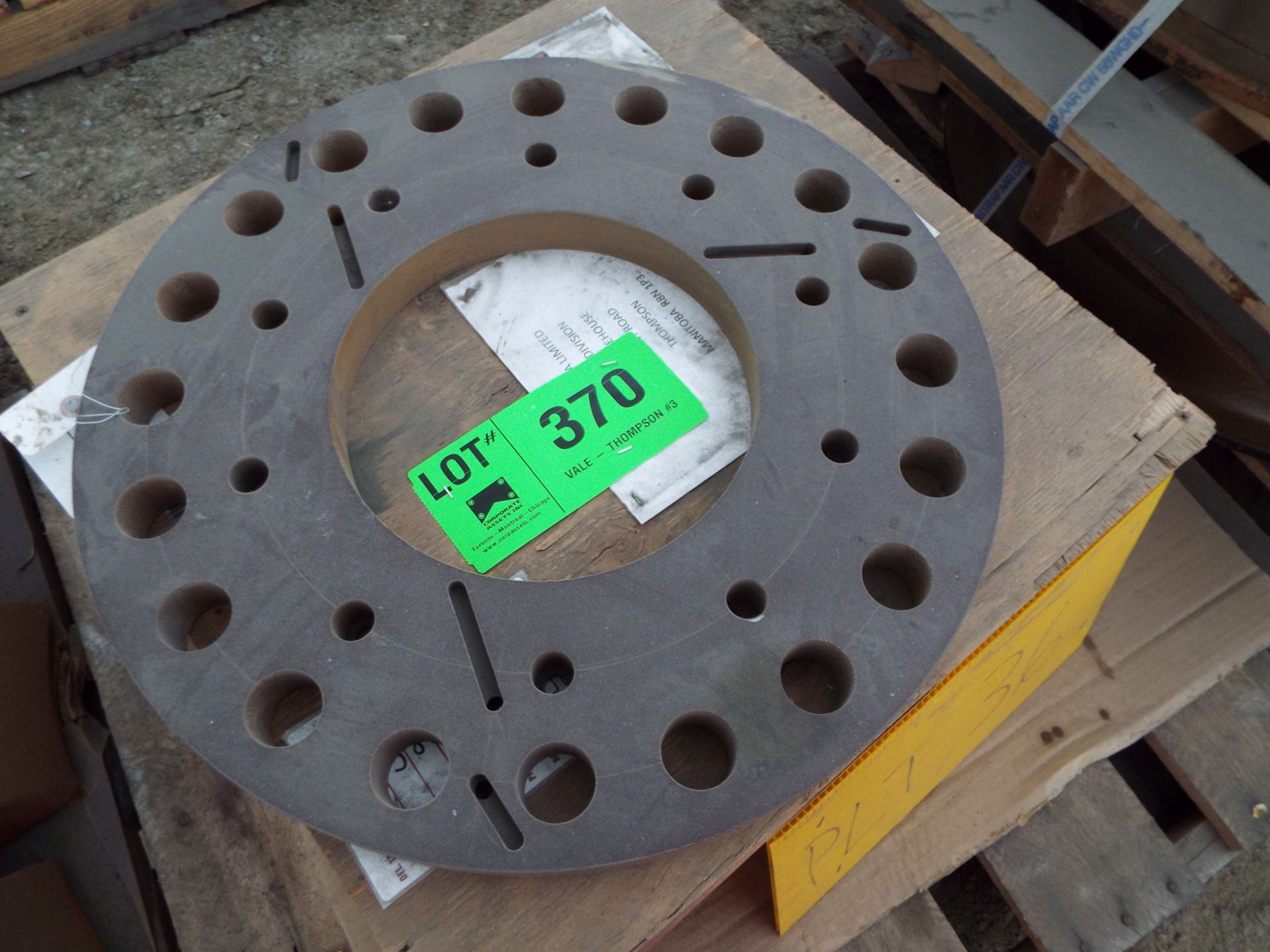 LOT/ CONTENTS OF SKID - (1) VACUUM HEAD WEAR PLATE; (1) 1-1/4" PITCH DIA., RIGHT HAND, SINGLE THREAD