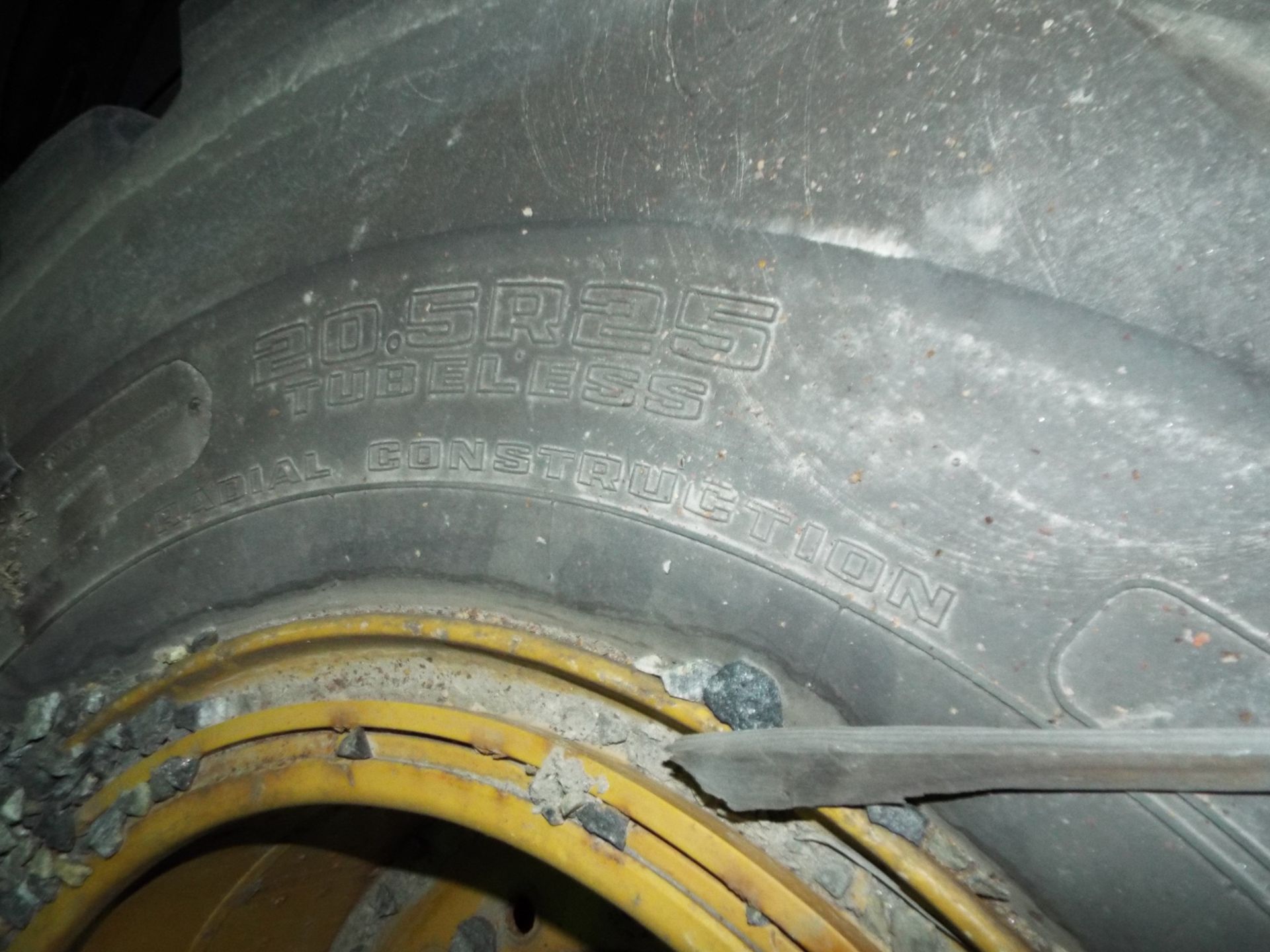 20.5R25 HEAVY DUTY TIRE WITH RIM - Image 2 of 2