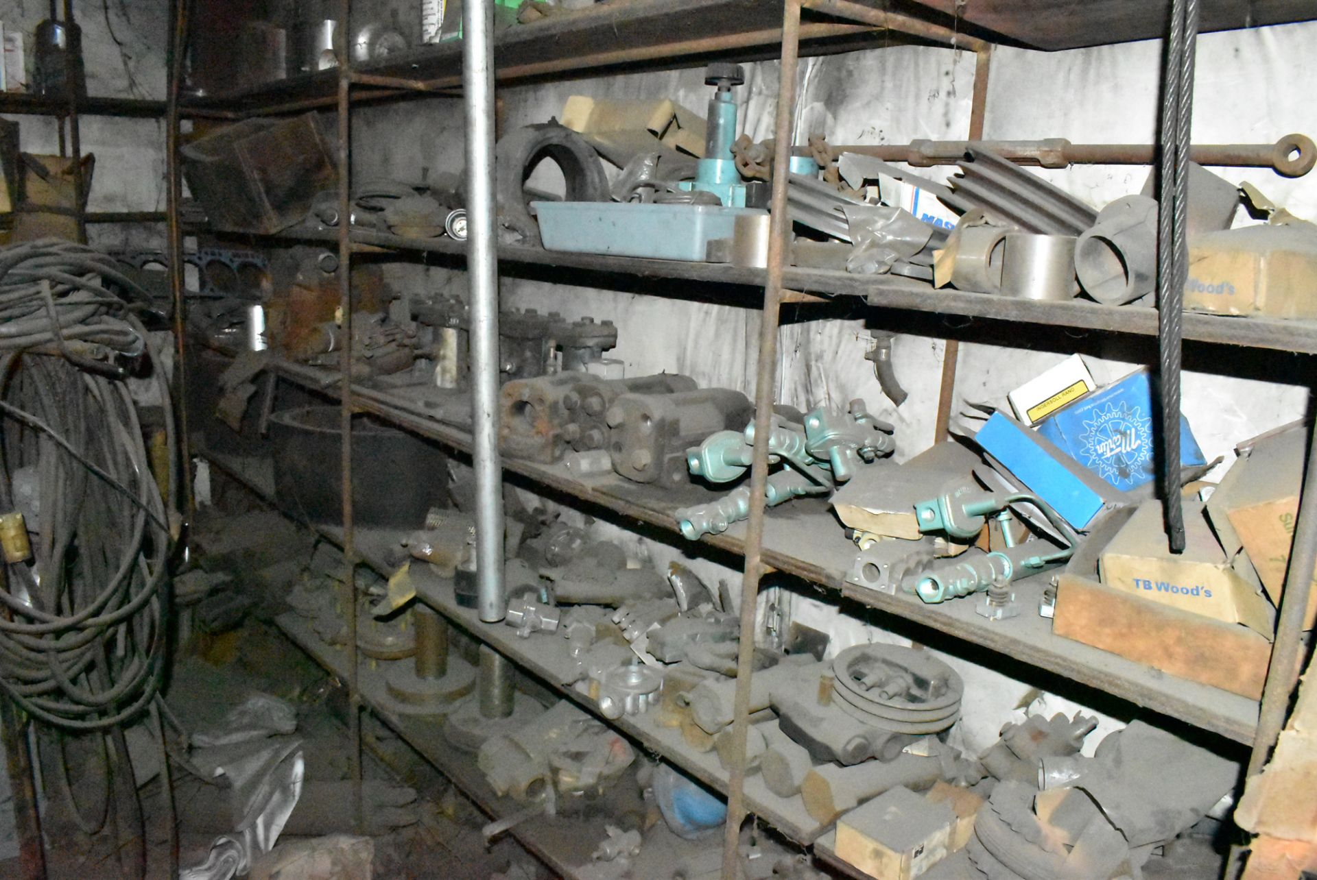 LOT/ CONTENTS OF SPARE PARTS STORAGE CRIB CONSISTING OF BUT NOT LIMITED TO ELECTRIC SWITCHES AND - Bild 10 aus 13