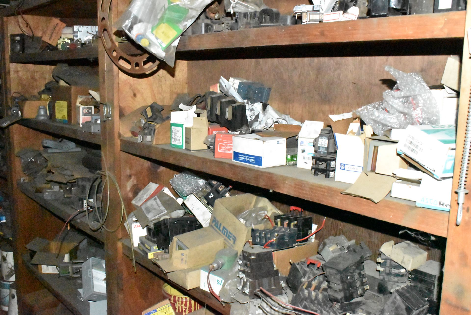 LOT/ CONTENTS OF SPARE PARTS STORAGE CRIB CONSISTING OF BUT NOT LIMITED TO ELECTRIC SWITCHES AND - Bild 6 aus 13