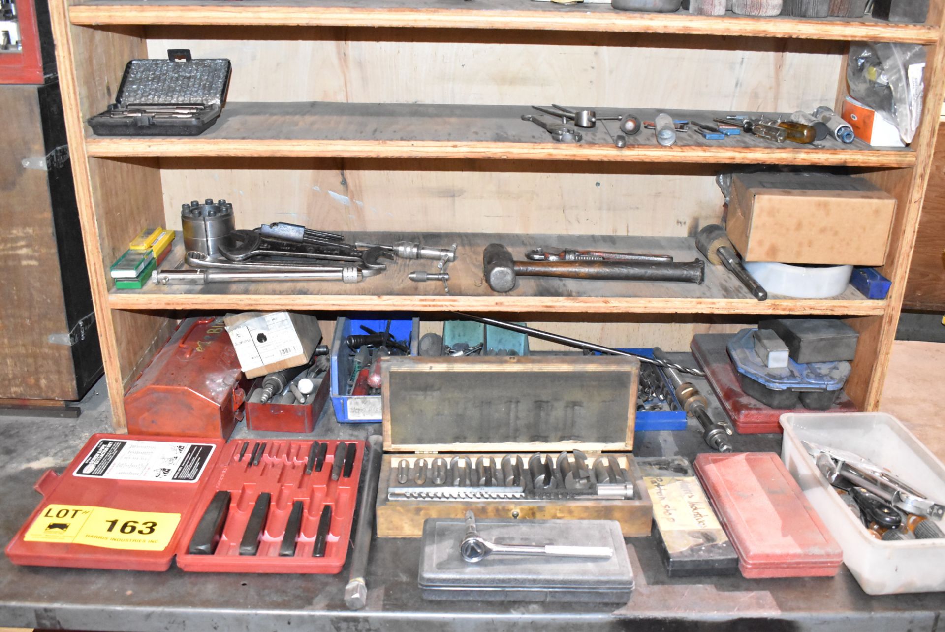 LOT/ CABINET WITH CUTTING TOOLS