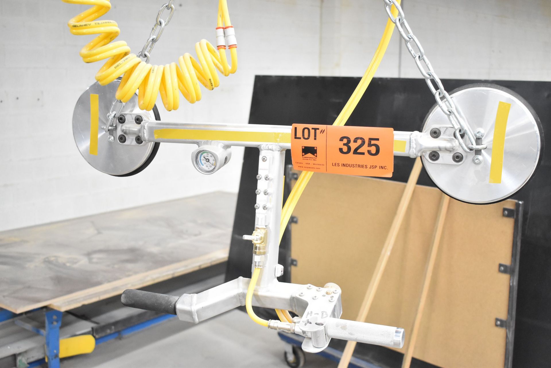 DELANY 200 LB. CAPACITY VACUUM LIFTER (CI) [RIGGING FEES FOR LOT #325 - $50 CDN PLUS APPLICABLE