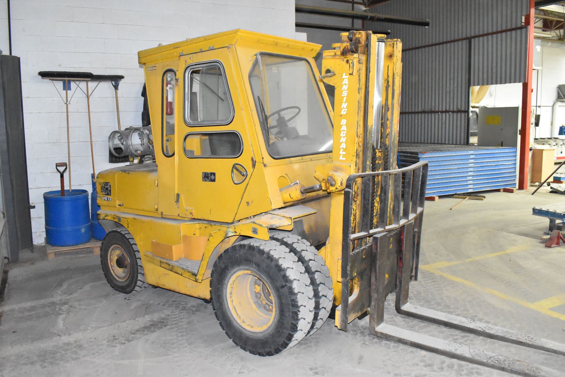 LANSING BAGNALL FOPR6 4.0 LPG OUTDOOR FORKLIFT WITH 8000 LB. CAPACITY, 185" MAX. LIFT HEIGHT, - Image 4 of 8
