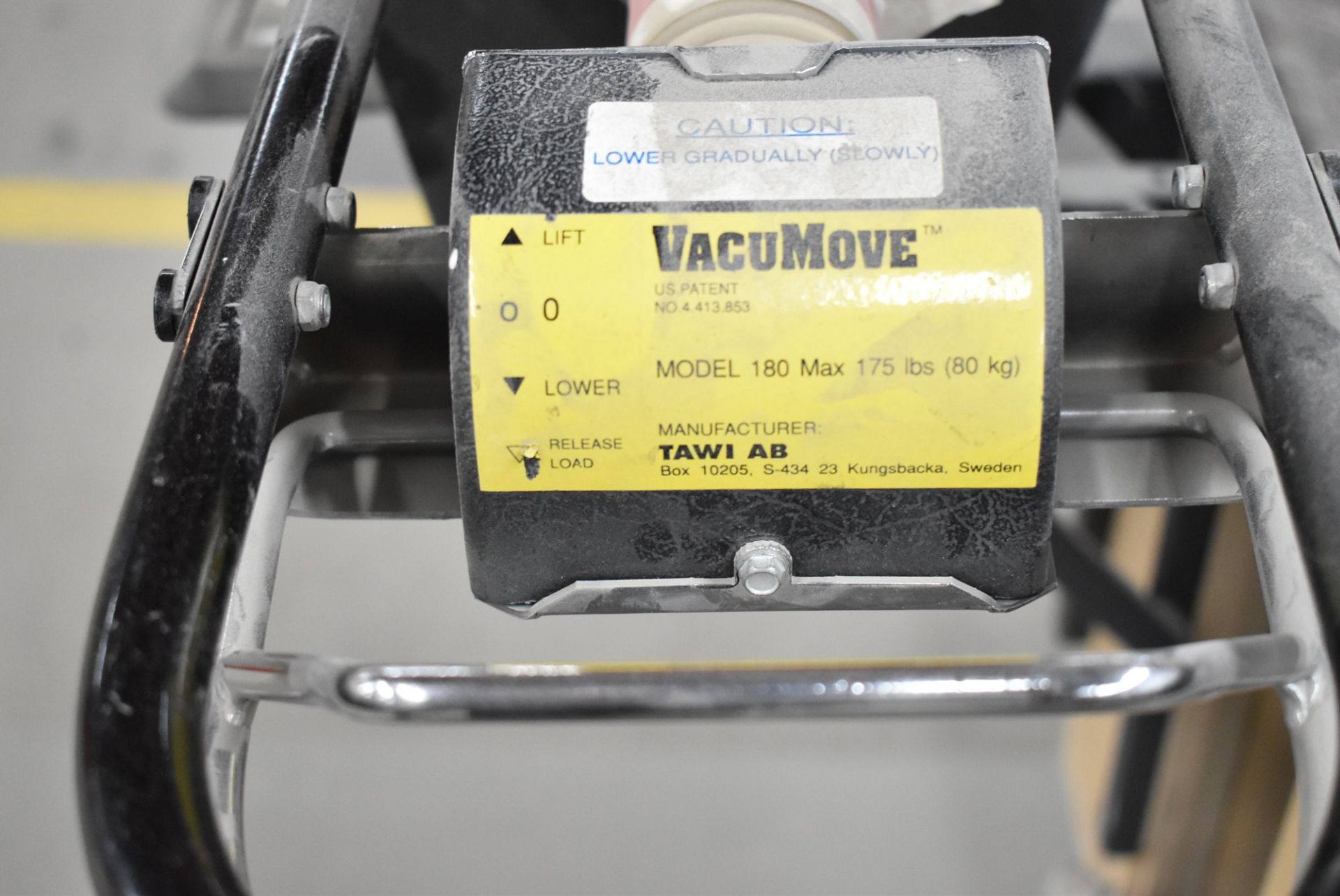 LOT/ VACUMOVE MODEL 180 VACUUM LIFTER WITH ASSOCIATED HOSES, SUPPORTS AND VACUUM UNIT (CI) - Image 2 of 6