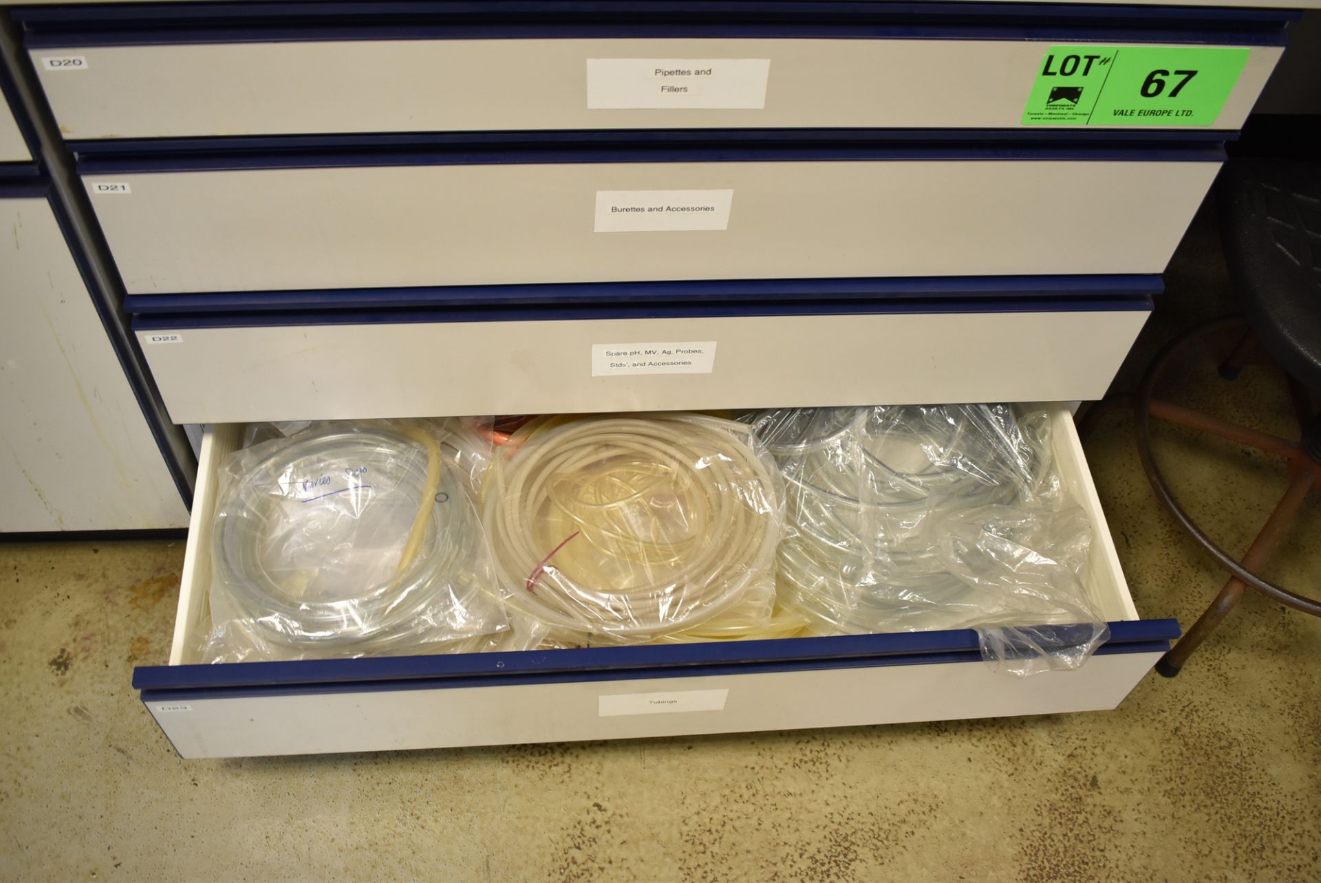 LOT/ 4 DRAWER LAB STORAGE CABINET WITH CONTENTS - PIPETTES, DURETTES, PROBES & ACCESSORIES (ROOM - Image 5 of 5