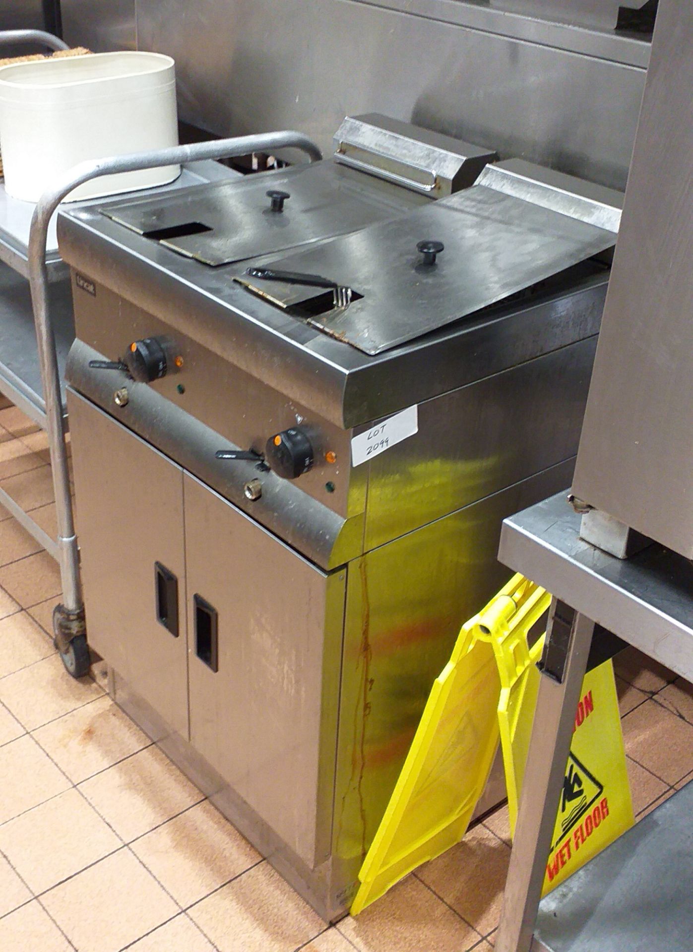 DOUBLE DEEP FAT FRYER [RIGGING FEES FOR LOT #2099 - £100 PLUS APPLICABLE TAXES]