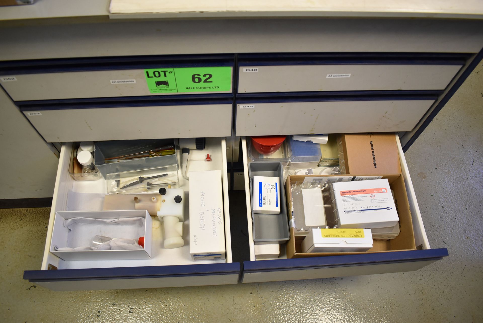 LOT/ 2 SECTION LAB STORAGE CABINET WITH CONTENTS - AA ACCESSORIES & SUPPLIES (ROOM 264) [RIGGING - Bild 5 aus 5