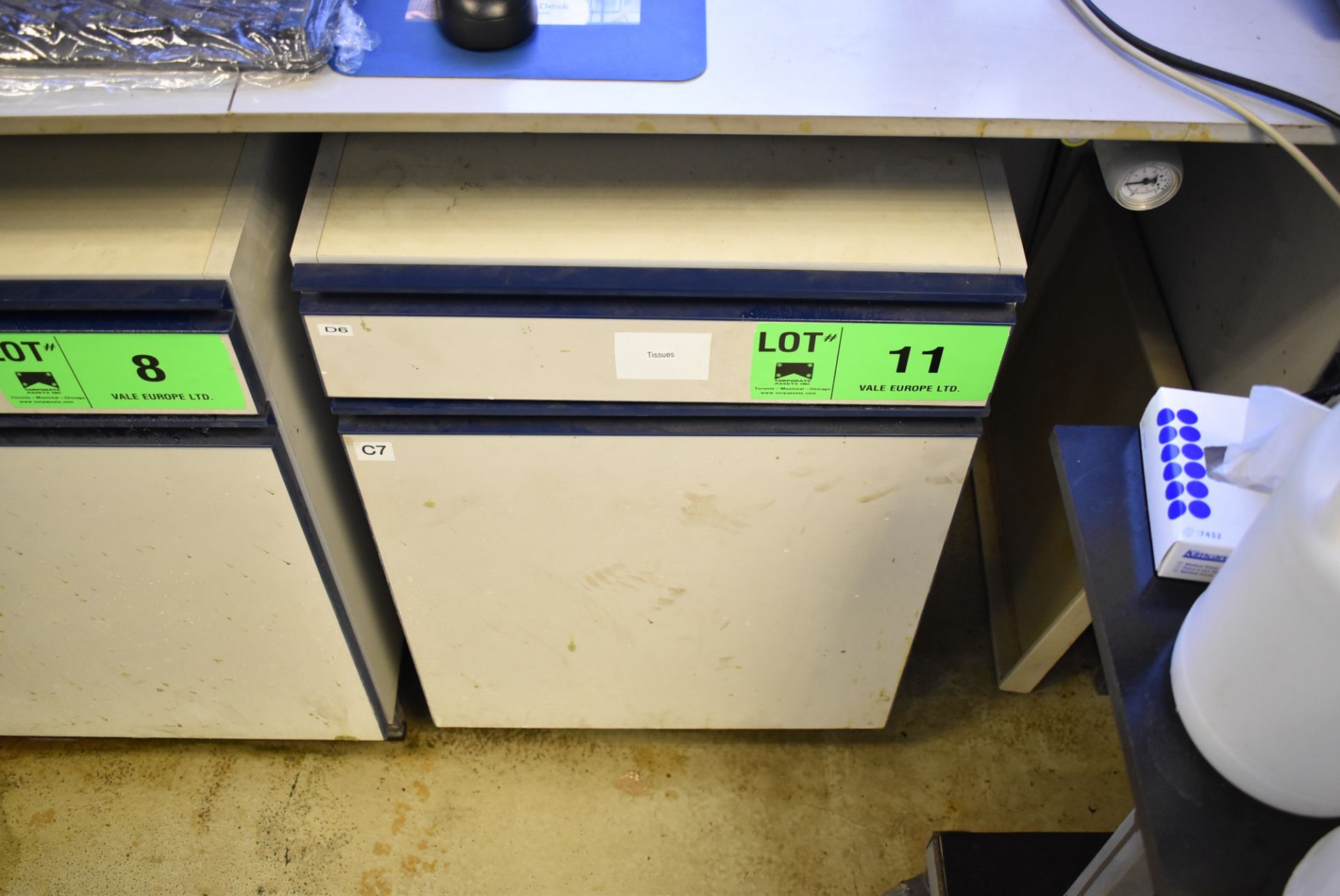 LOT/ CABINET WITH AGILENT SPECTROMETER SUPPLIES (ROOM 264) [RIGGING FEES FOR LOT #11 - £150 PLUS