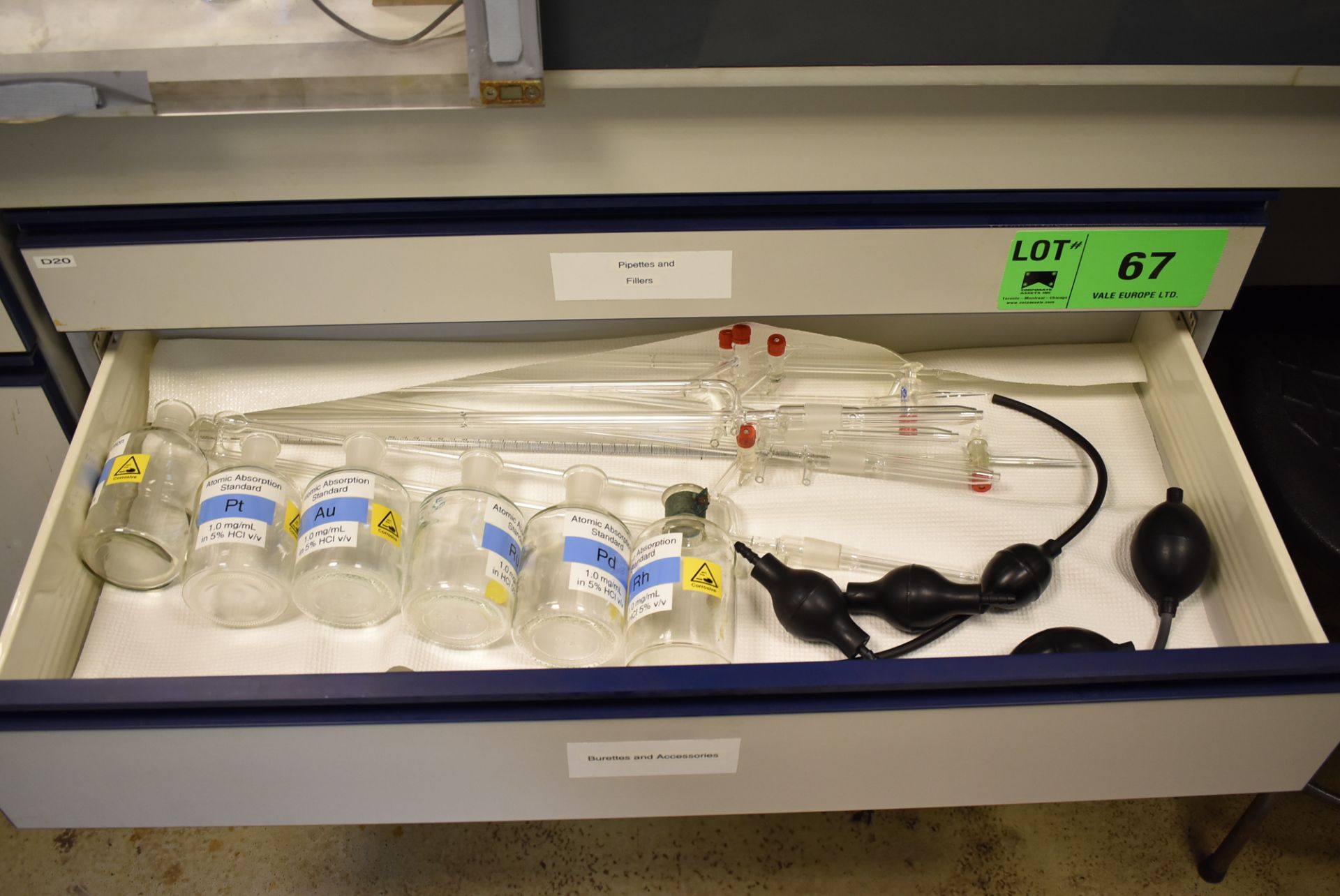 LOT/ 4 DRAWER LAB STORAGE CABINET WITH CONTENTS - PIPETTES, DURETTES, PROBES & ACCESSORIES (ROOM - Image 3 of 5