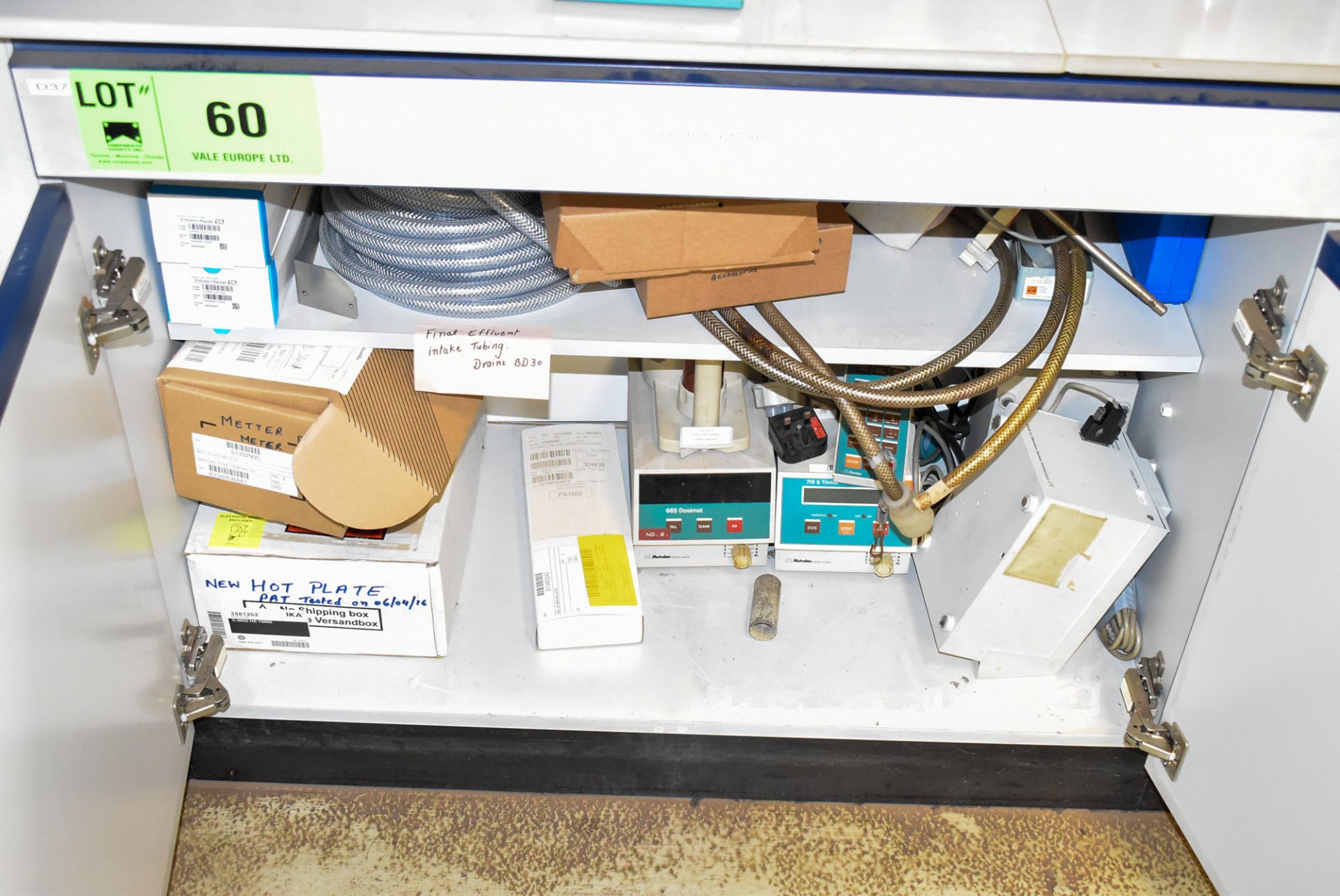 LOT/ 3 SECTION LAB STORAGE CABINET WITH CONTENTS - GLASSWARE, PROCESS PH PROBES & METERS, SURPLUS - Image 5 of 7