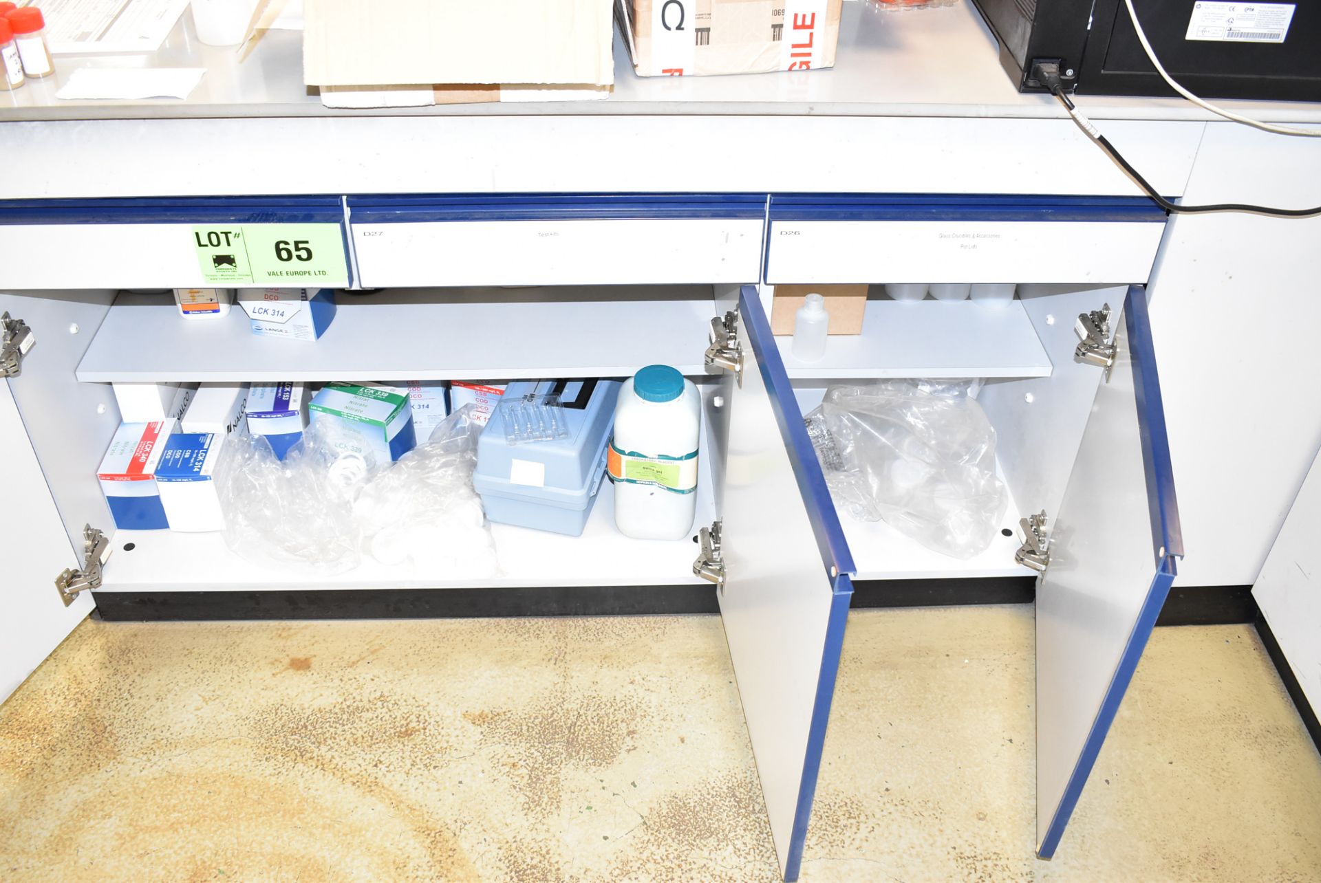 LOT/ 3 SECTION LAB STORAGE CABINET WITH CONTENTS - TEST KITS, GLASSWARE, PLASTIC PODS (ROOM 264) [ - Image 3 of 3