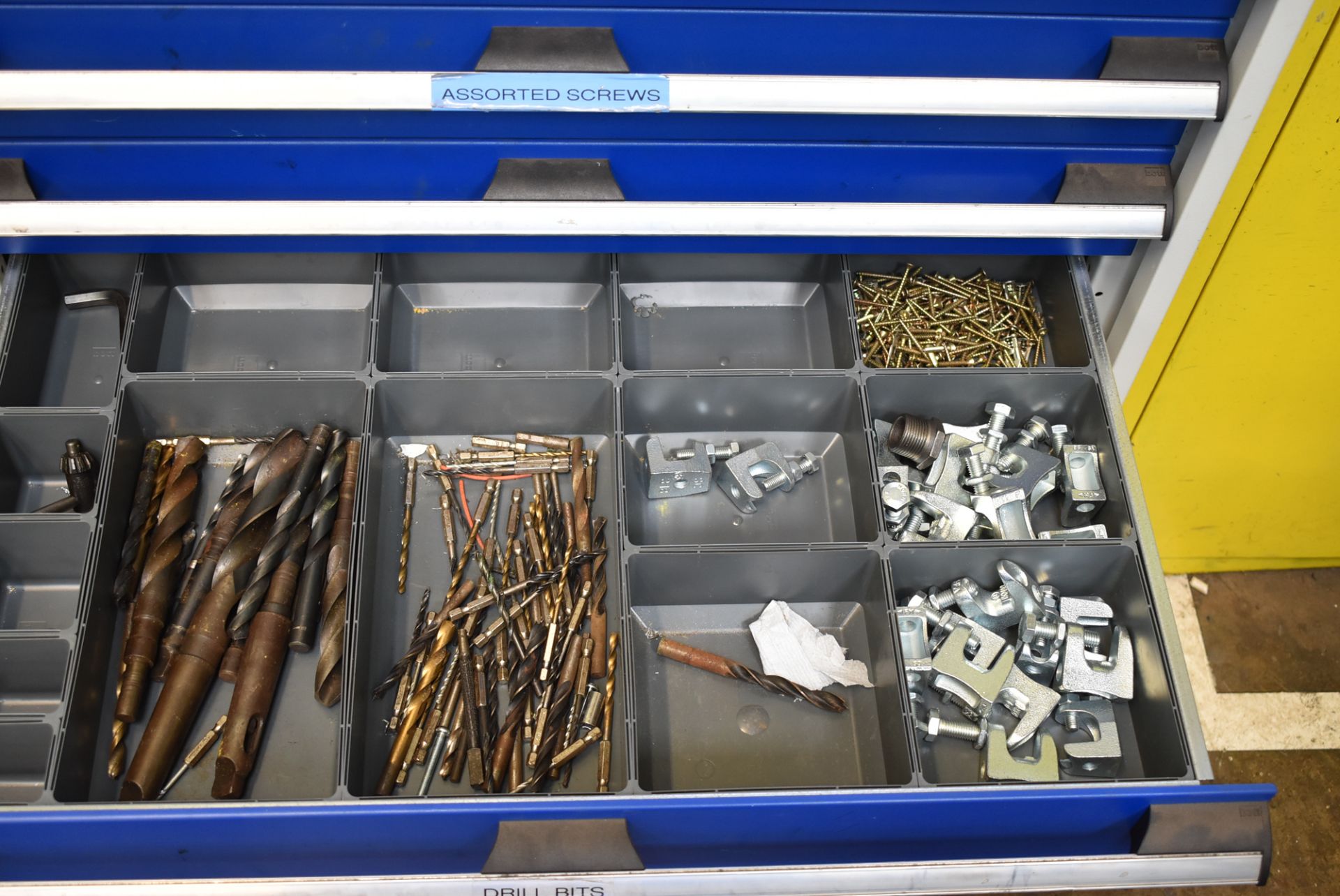 LOT/ BOTT 6 DRAWER TOOL CABINET WITH REMAINING CONTENTS - HARDWARE AND TOOLING (CI) (DELAYED - Bild 4 aus 4