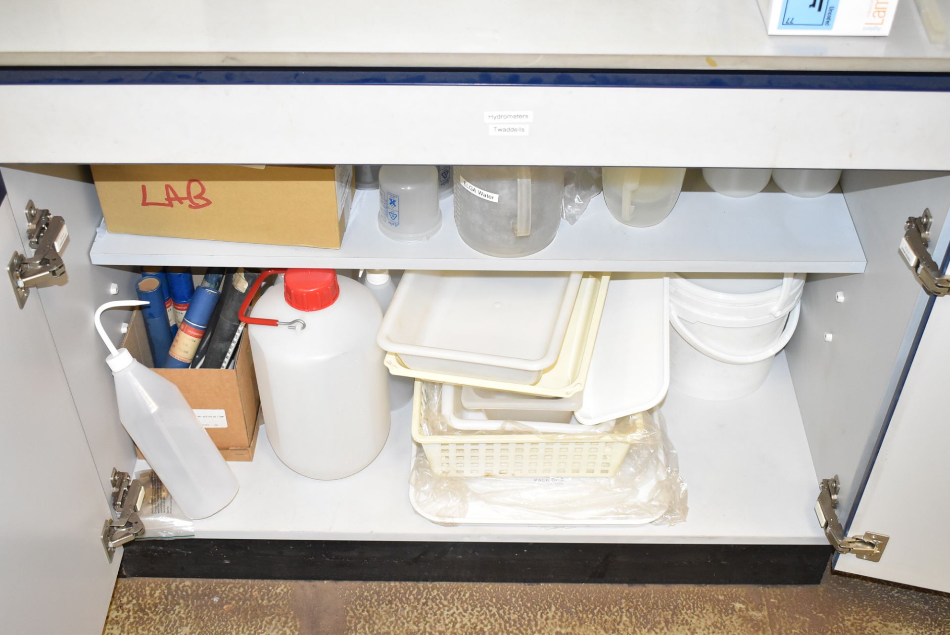 LOT/ 3 SECTION LAB STORAGE CABINET WITH CONTENTS - GLASSWARE, PROCESS PH PROBES & METERS, SURPLUS - Image 7 of 7